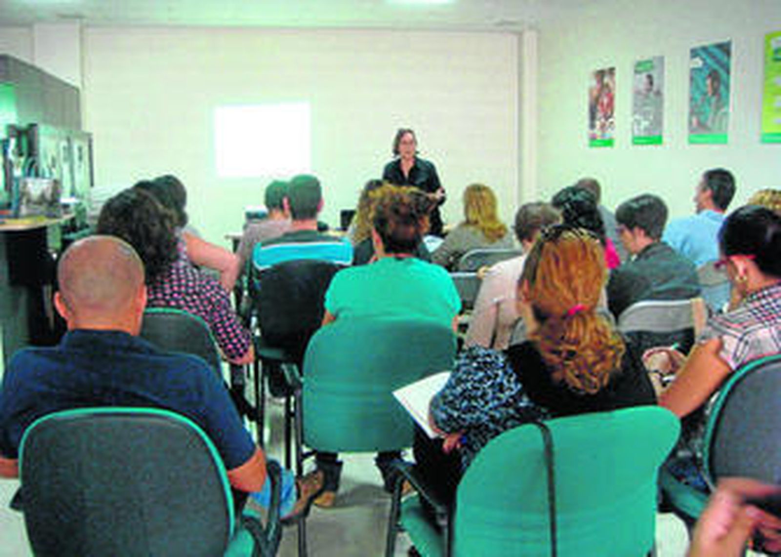 Empresarios y emprendedores de Huércal Overa en una sesión formativa impartida en el Cade.