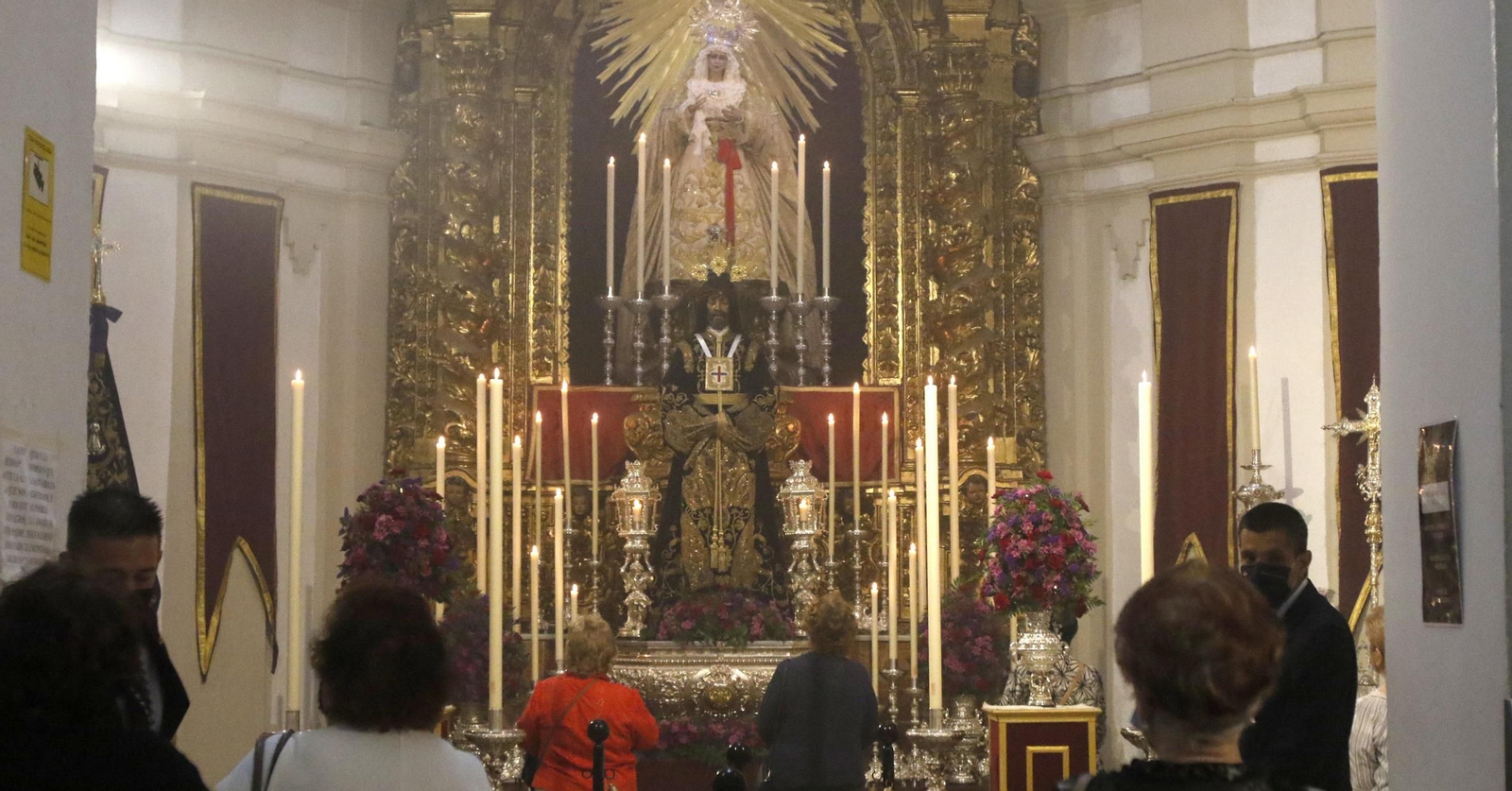 Varios devotos rezan ante Jesús Rescatado durante su veneración extraordinaria.
