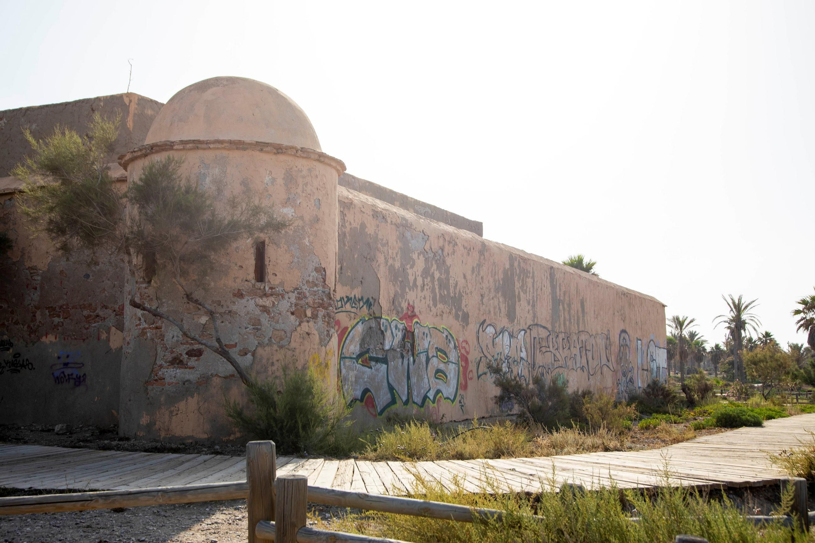 Casa Cuartel de la Cruceta, en la playa del Perdigal (Toyo-Alquián).