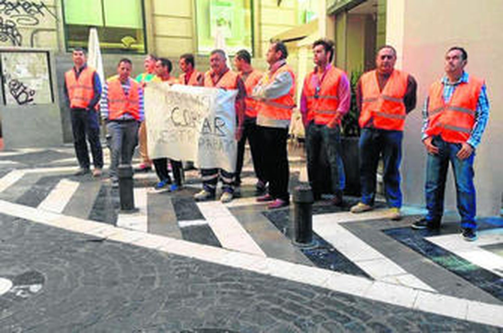 Los trabajadores de ABN Construcciones, ayer, en la calle Sancha de Lara.
