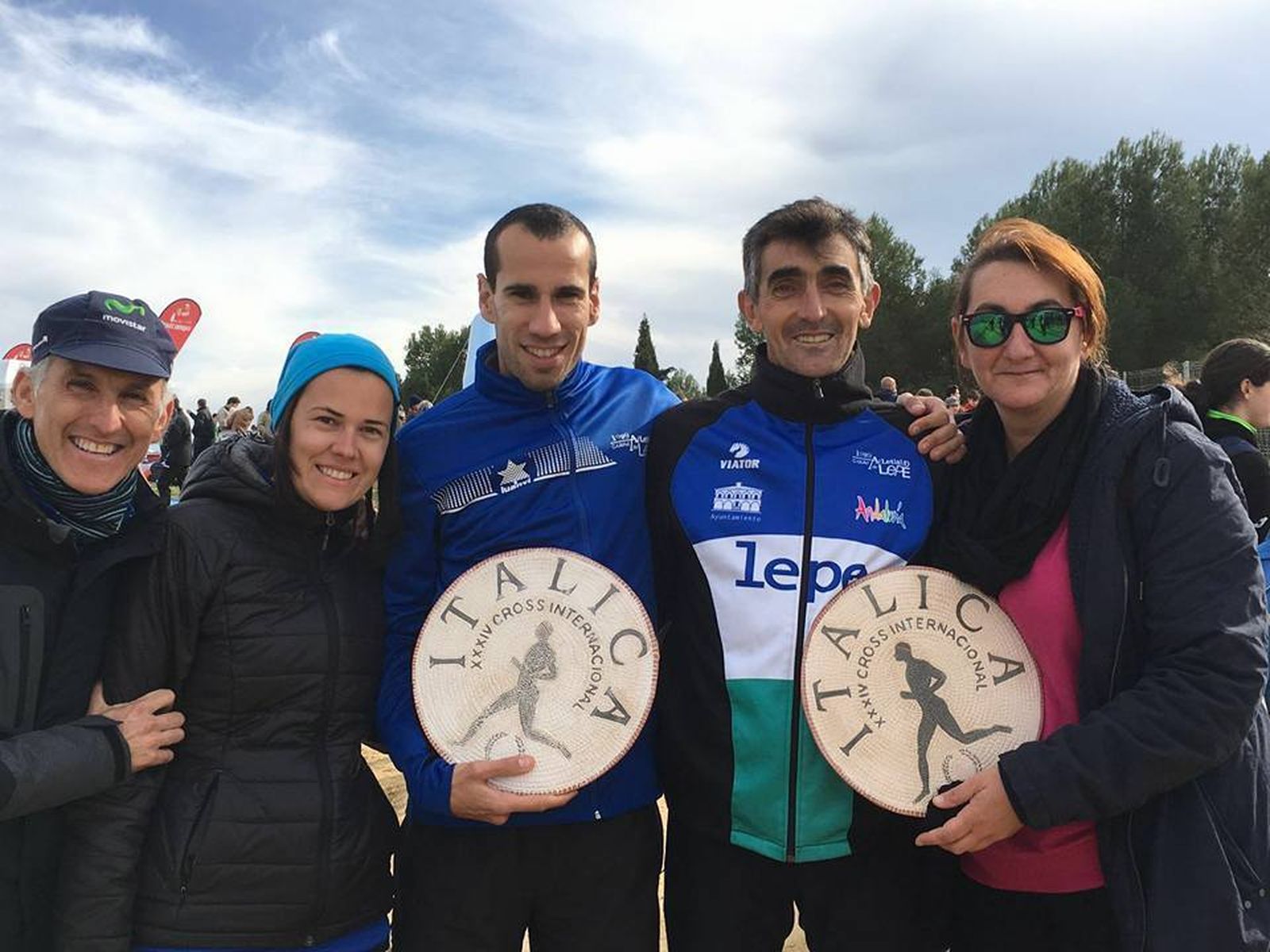 En el centro, los leperos José Manuel Cortés Medina y Oché Muriel tras su participación en Itálica.