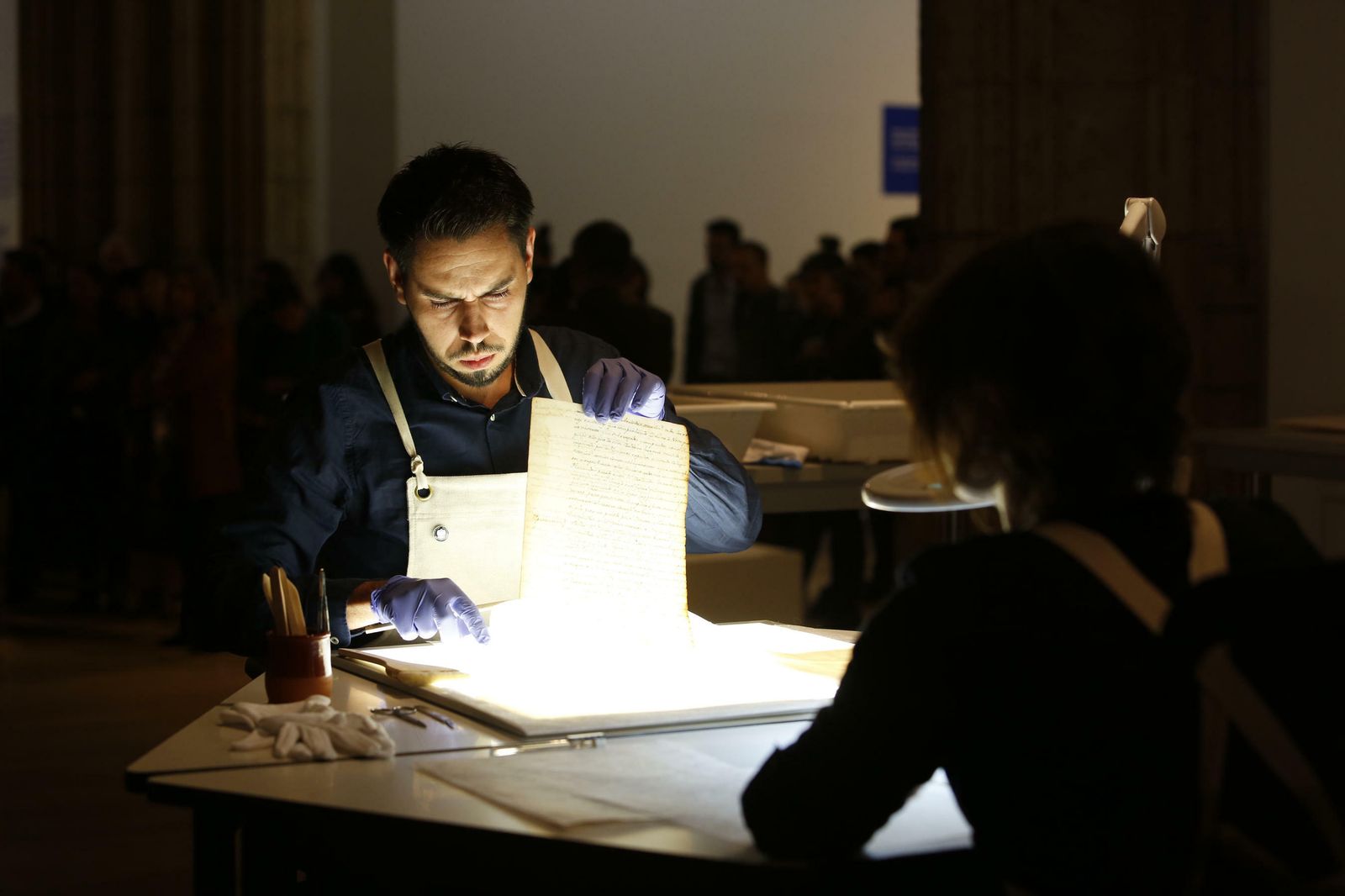 Los dos restauradores que muestran su trabajo en la exposición.
