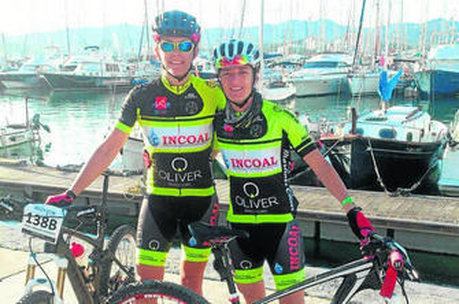 Gema Raga posa junto a su compañera Isabel Merlos en la segunda etapa de la XVI Vuelta a Ibiza Mountain Bike.