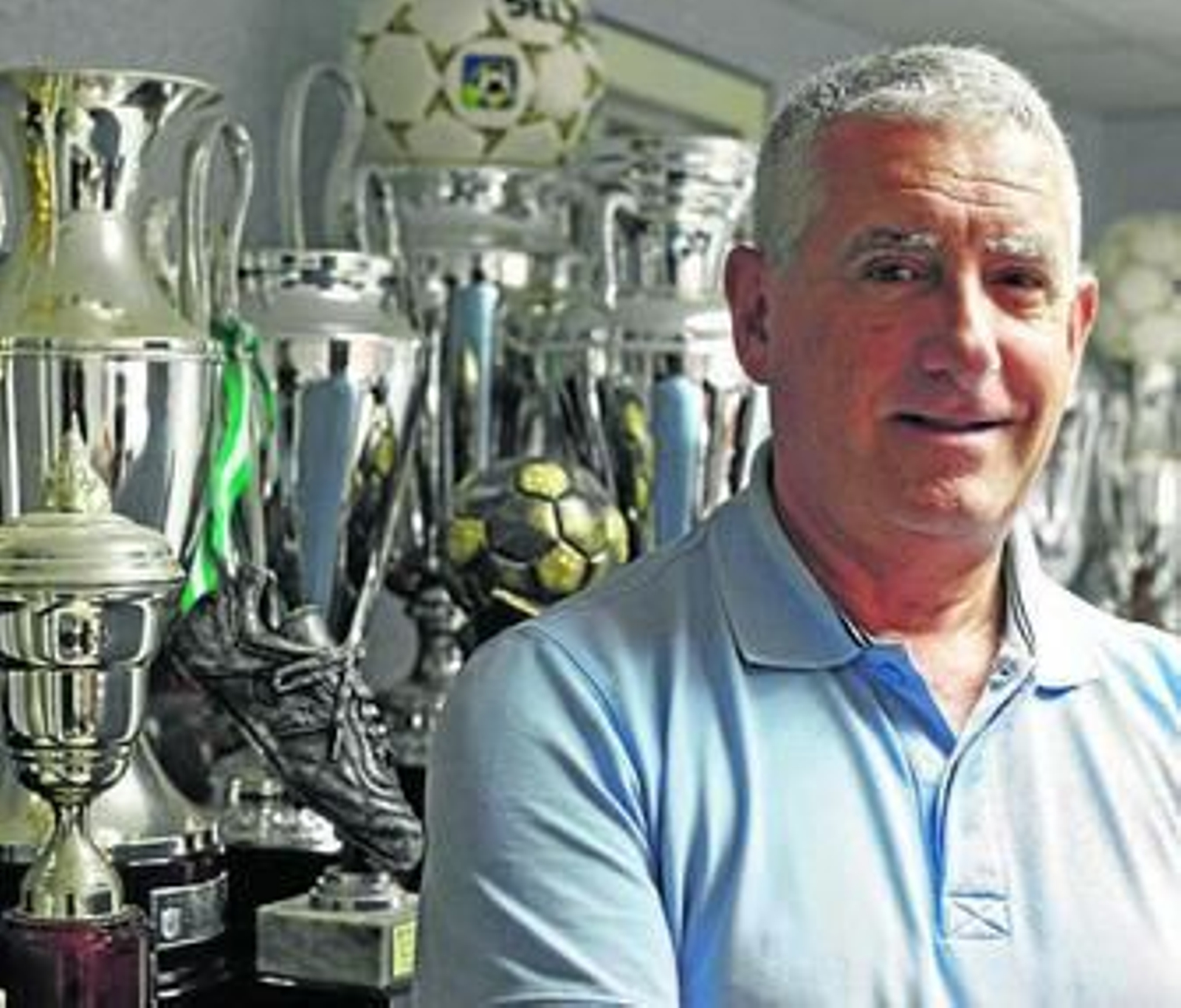 José Antonio Bernal posa en su despacho de la Federación Gaditana, repleto de trofeos.