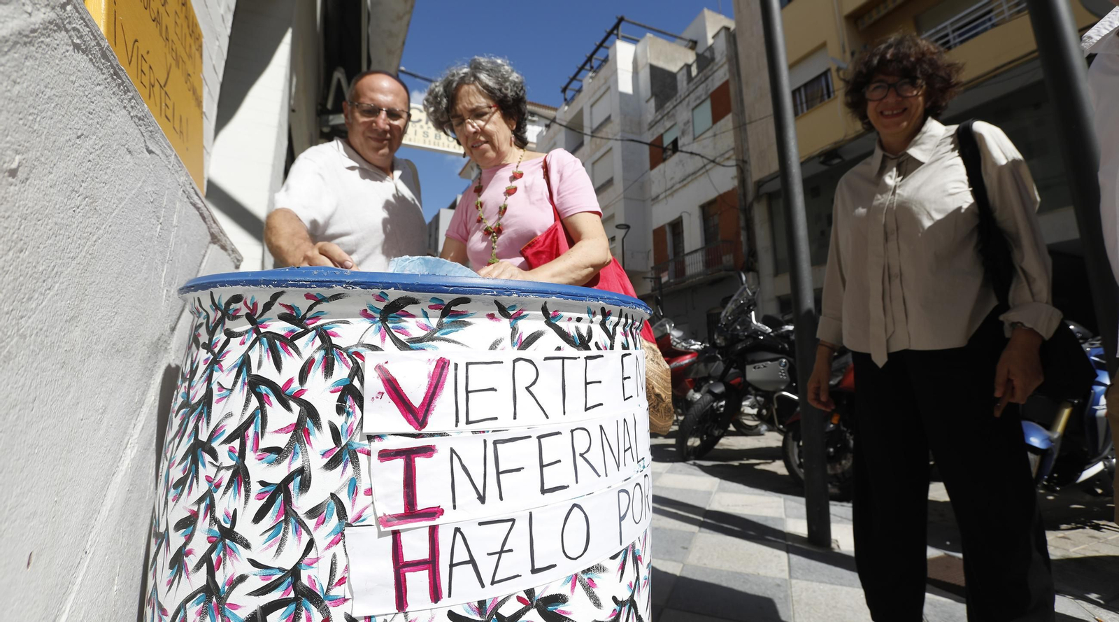Artistas locales apelan a romper el estigma del SIDA con obras en escaparates