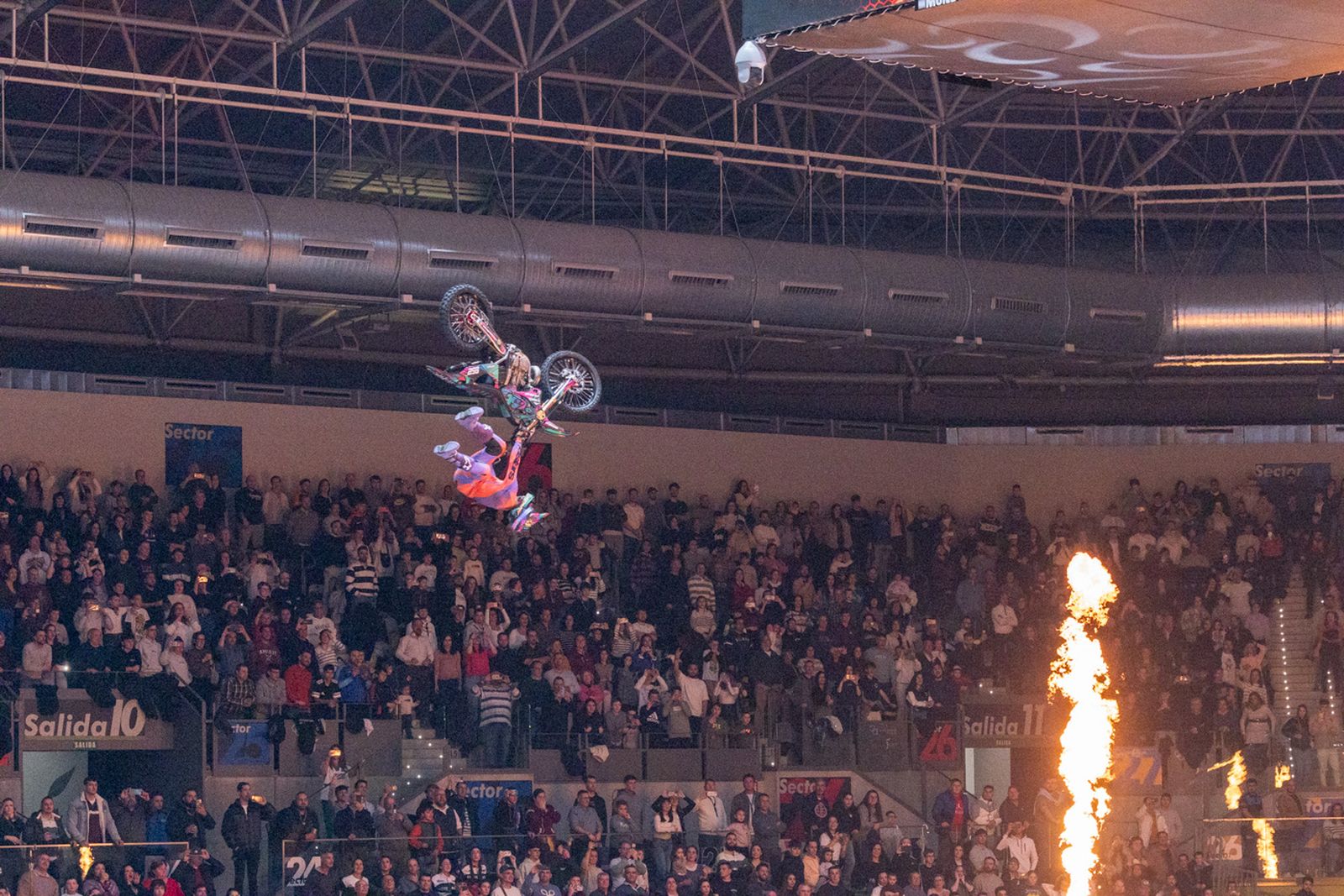 En imágenes: el Olivo Arena vibra con piruetas y motor en estado puro en el Soloflow Freestyle (2)