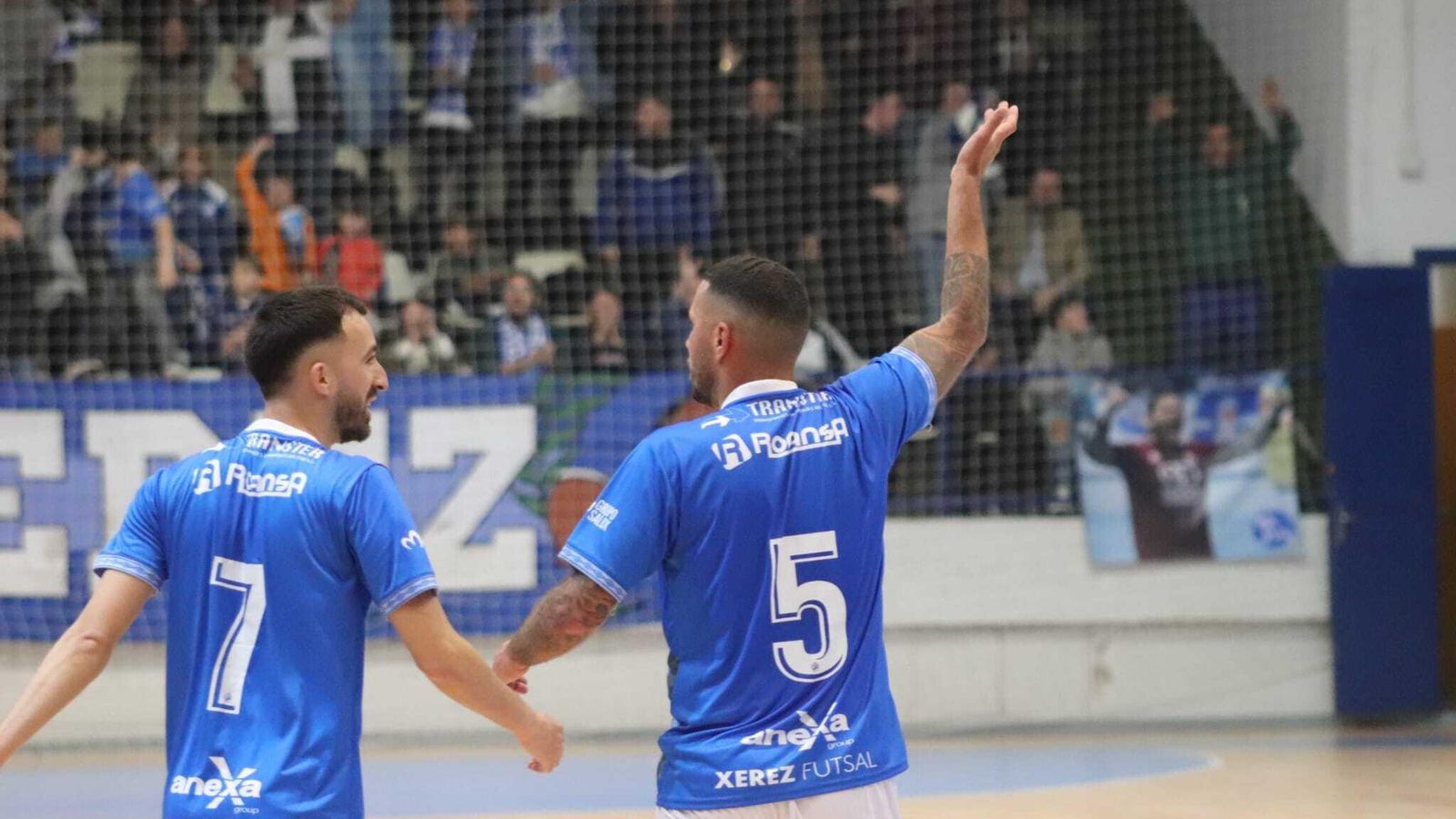 Tote (5), autor de cinco goles, y Kike en una de las celebraciones de los goles del Toyota Nimauto.