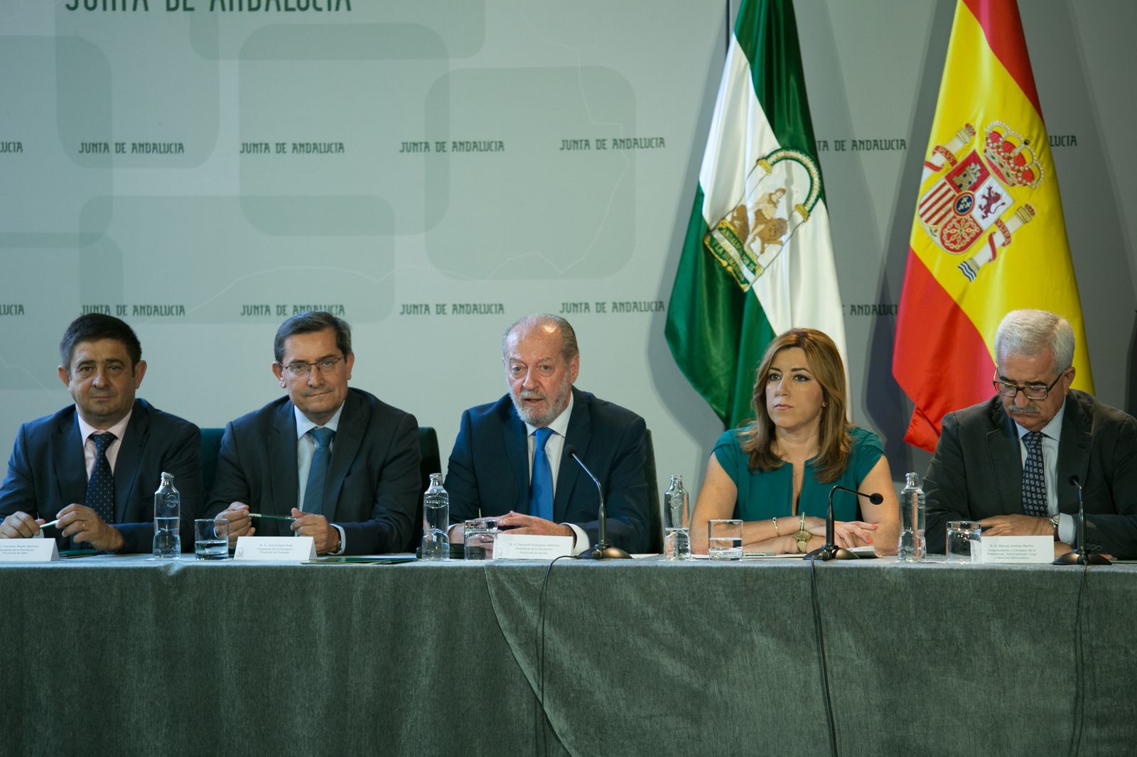 El presidente de la Diputación de Sevilla, ayer junto a la presidenta de la Junta de Andalucía y sus homólogos andaluces.