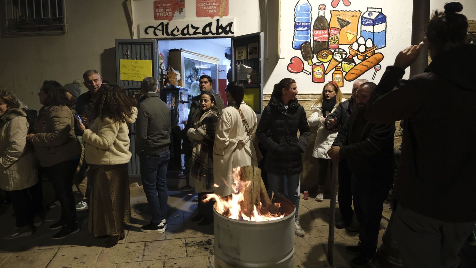 Las Hogueras de San Antón del casco histórico de Almería, en imágenes