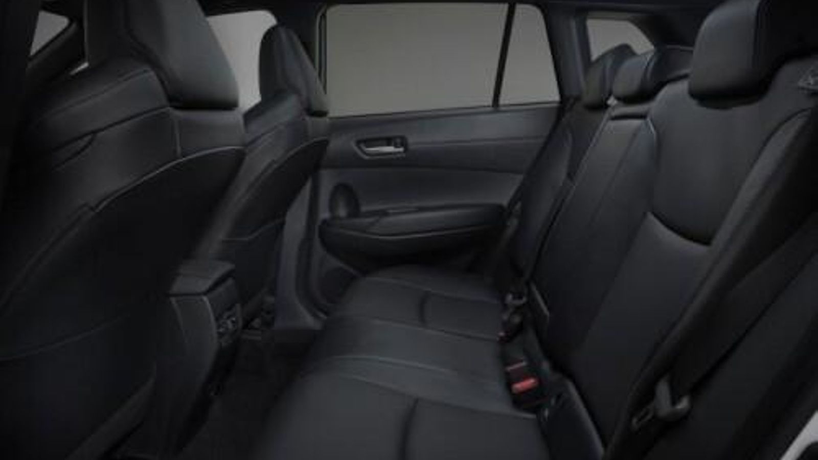 Exclusivamente híbrido, la plataforma GA-C de Toyota permite integrar la batería debajo de los asientos traseros, con lo que su presencia no repercute sobre la habitabilidad o capacidad del maletero.