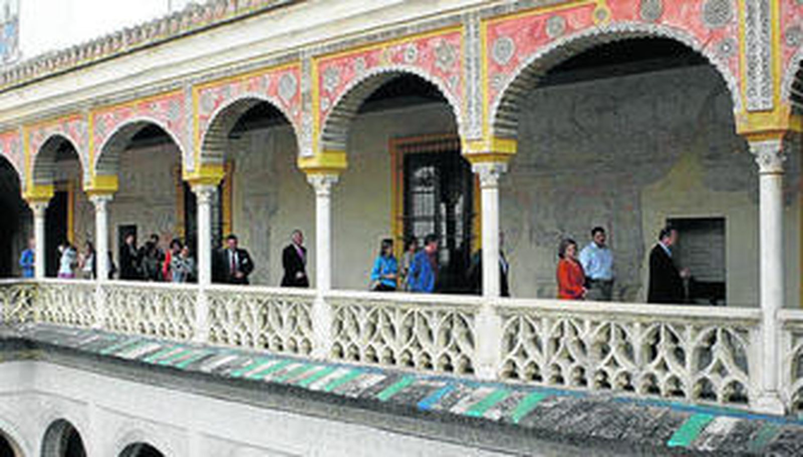 En la planta superior se encuentran valiosas obras de arte. Desde aquí se puede contemplar el patio.