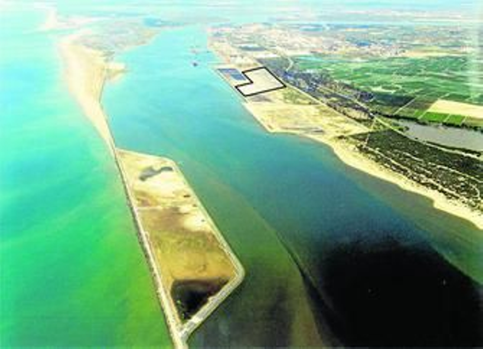 Con un recuadro negro, la parcela del Puerto Exterior en la que se construiría la planta de Villar Mir.