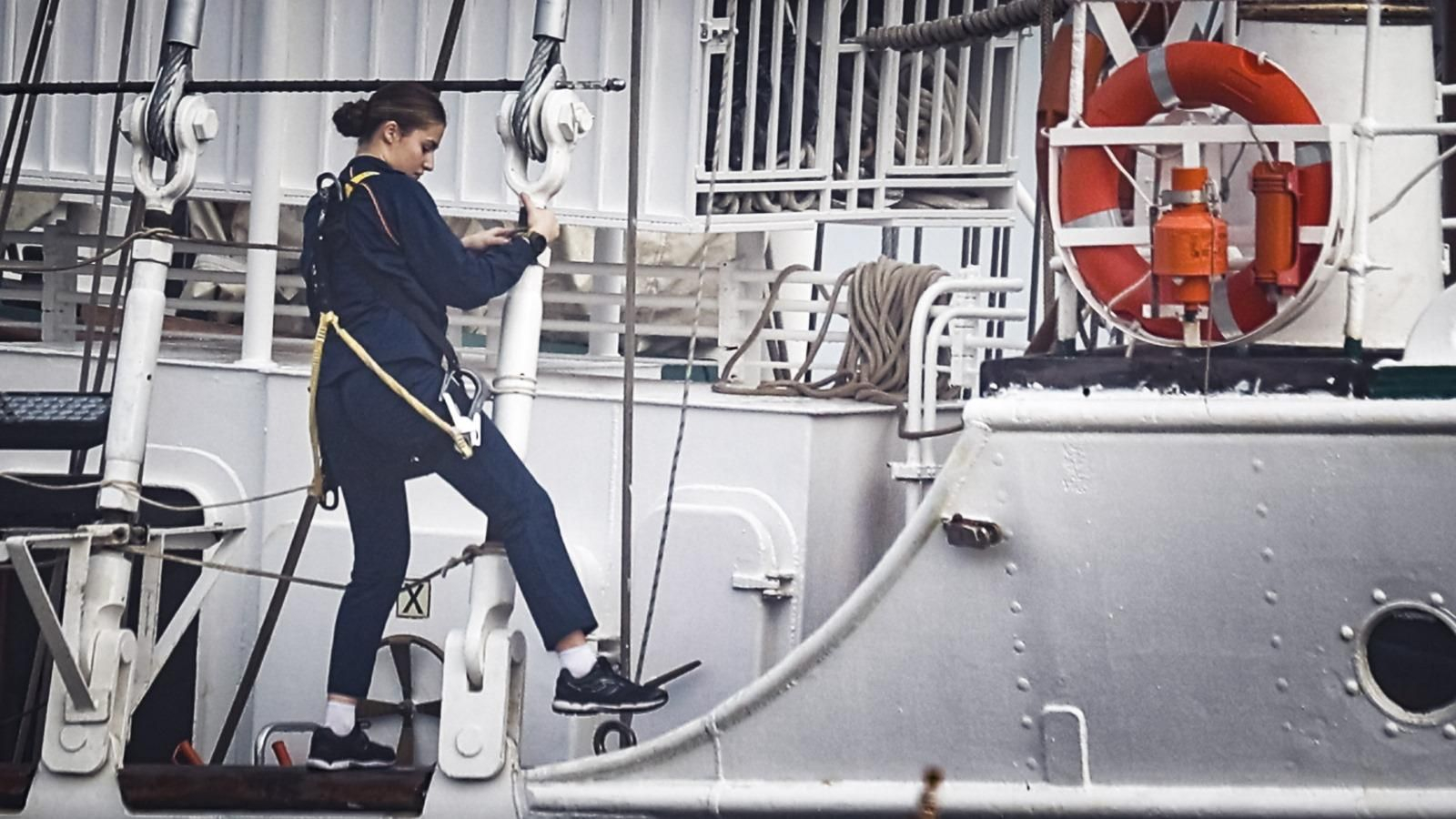 Así ha sido la subida de la Princesa Leonor a uno de los palos del 'Elcano' en Cádiz