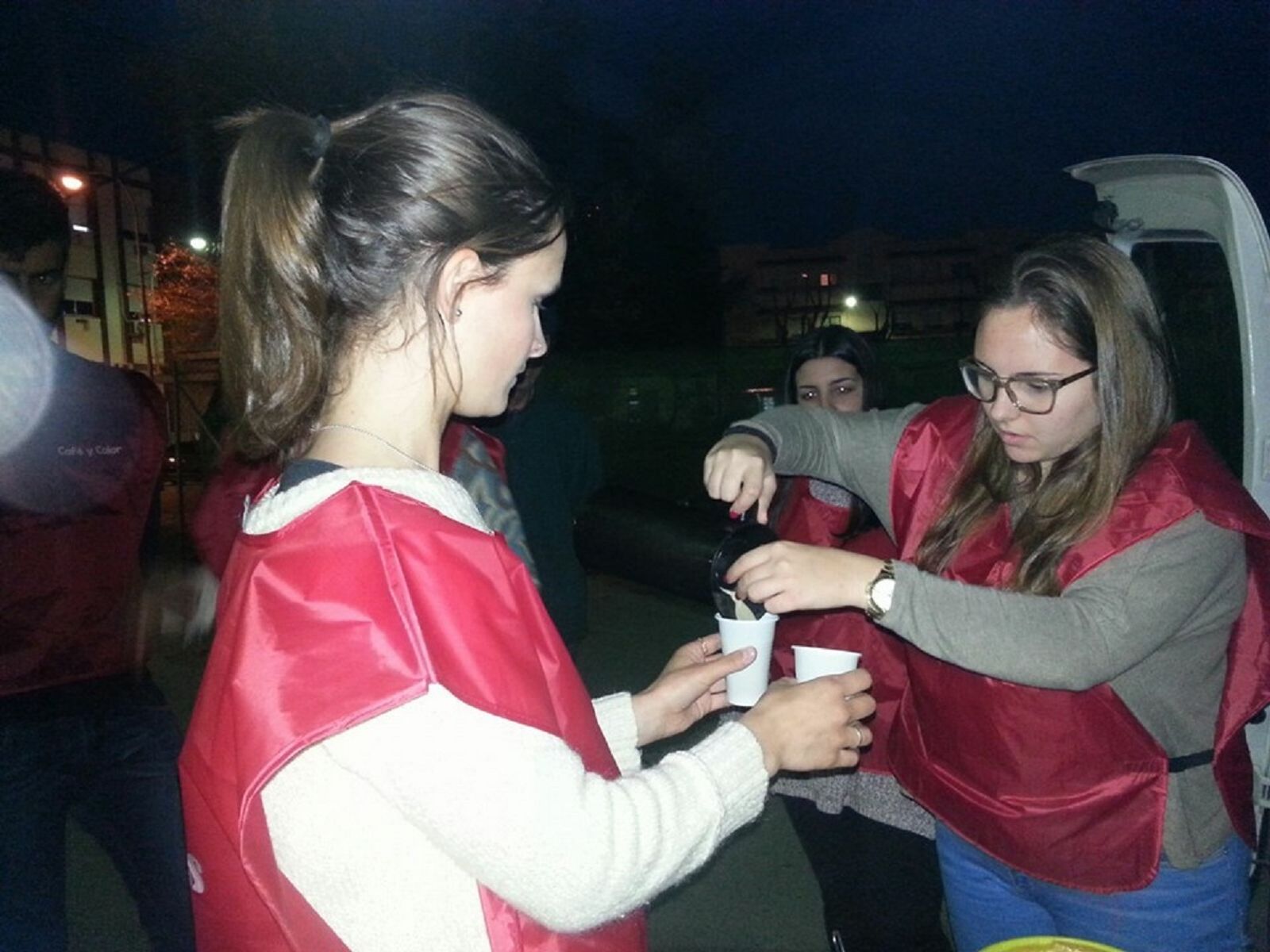 1. Un termómetro en el paseo marítimo de Poniente marca 7 grados al atardecer, momento en el que Café Calor se pone en marcha. 2. Dos voluntarios sirven café a un grupo de personas que vive en la calle. 3. Otras dos personas reparten un guiso caliente. Fotos: Jorge del Águila y Cáritas La Línea.