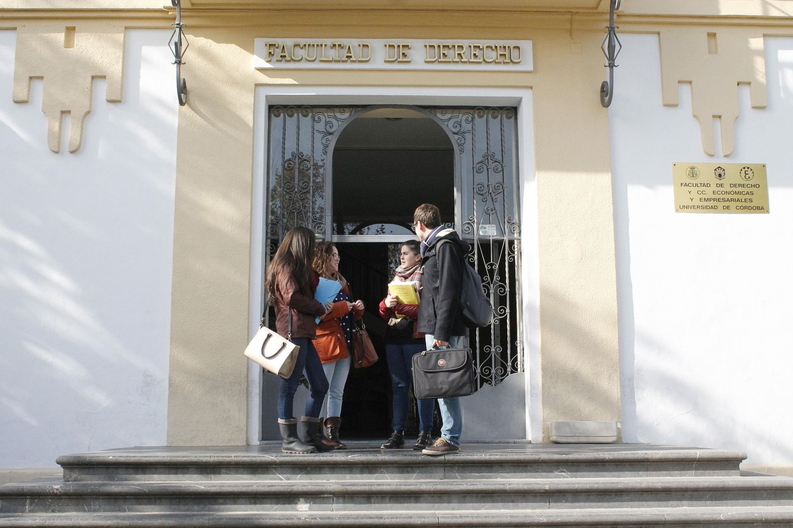 Alumnos a las puertas de la Facultad de Derecho de Córdoba.