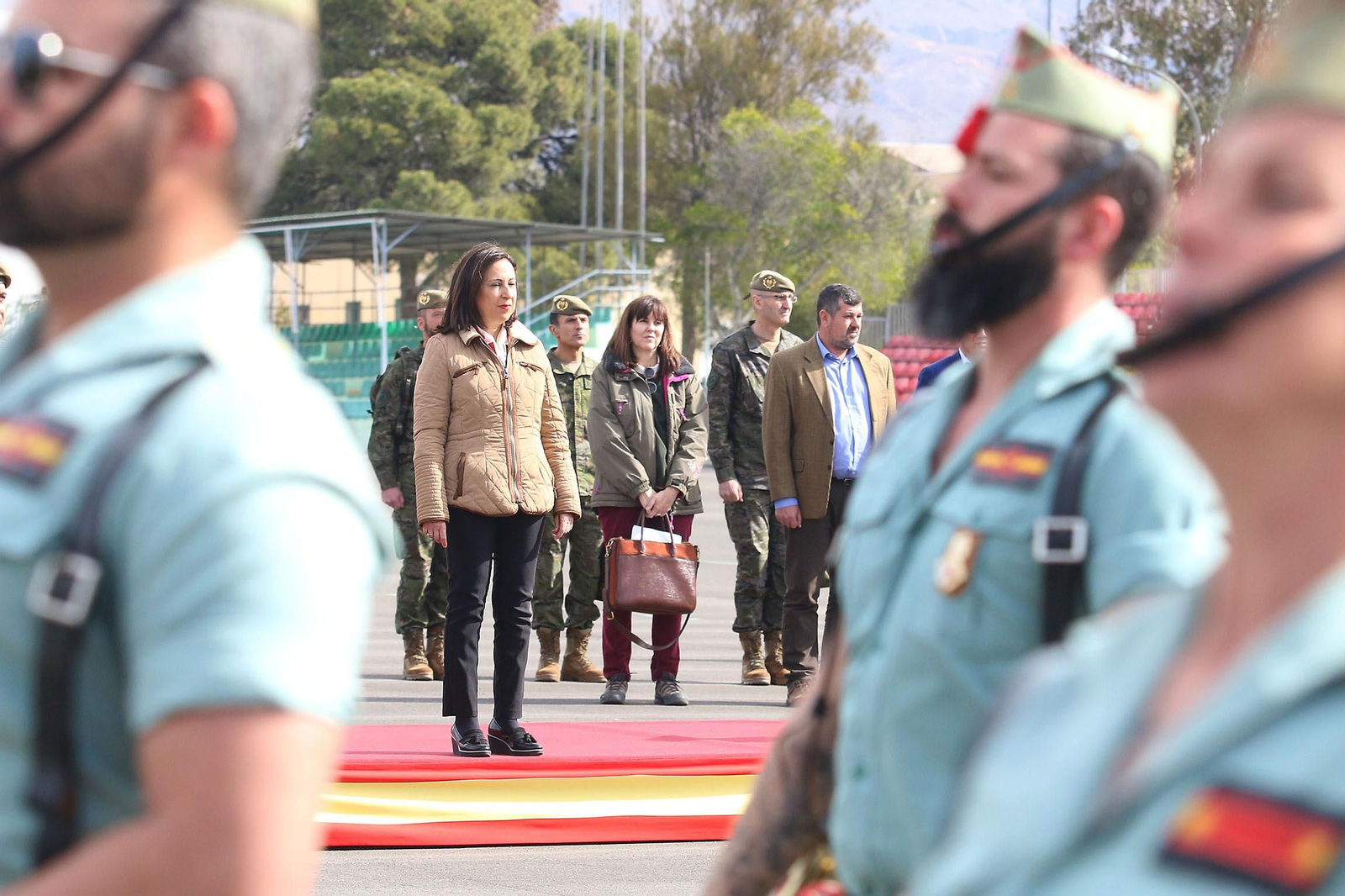 Imágenes de la visita de la ministra de Defensa a la base militar de Viator