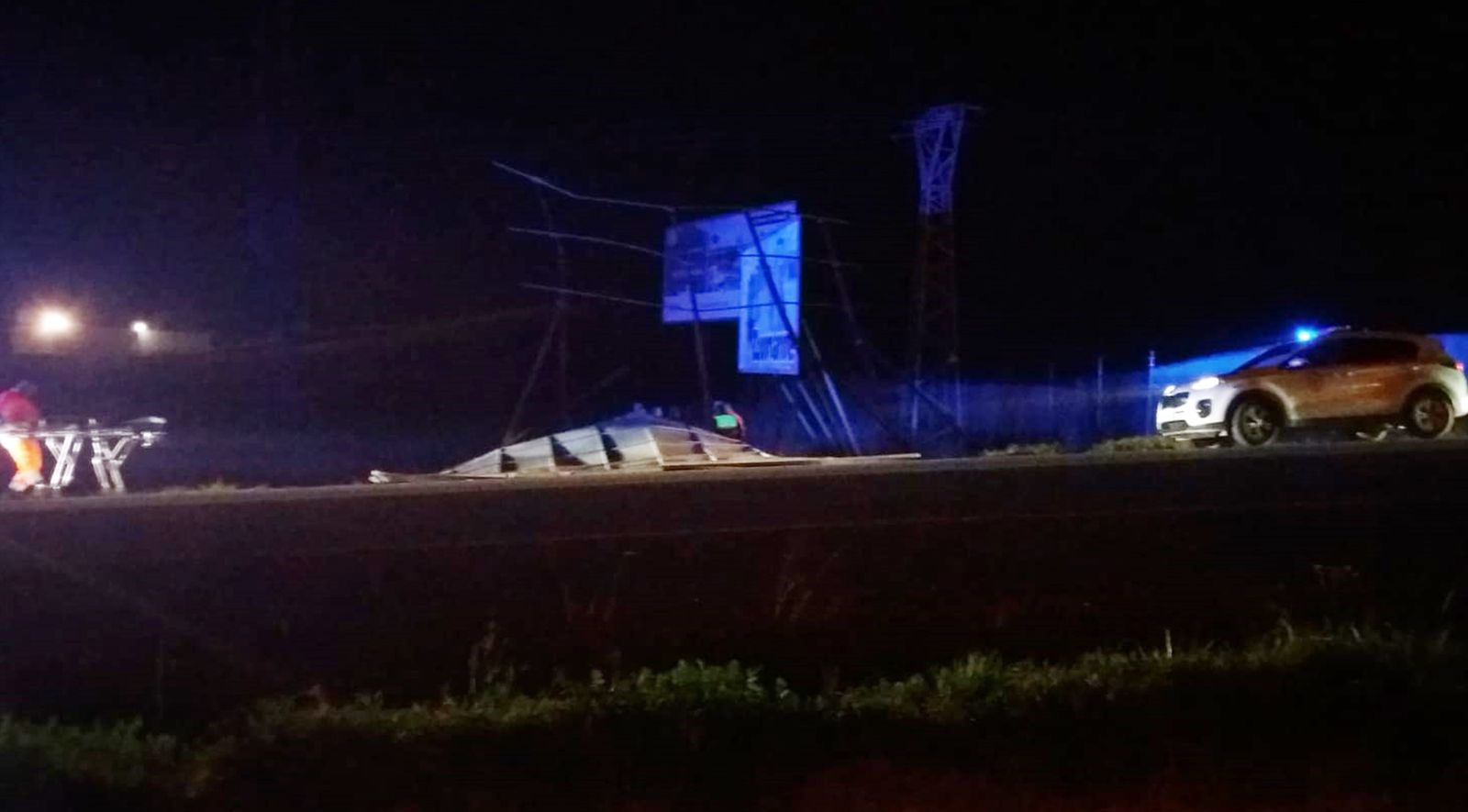 El vehículo se salió de la vía, cayó por un desnivel y colisionó con la valla, que se desplomó sobre el mismo.