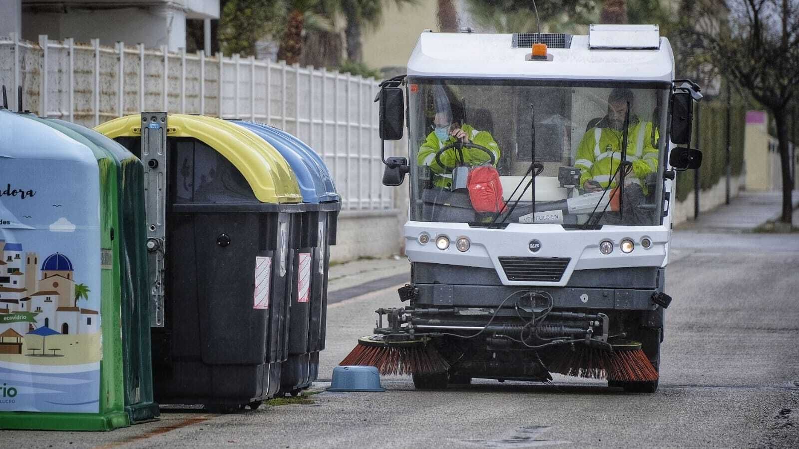 Una máquina de la limpieza, este martes en Valdelagrana.