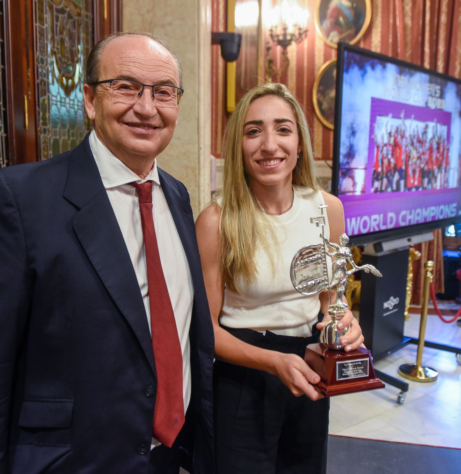 El alcalde recibe a Olga Carmona