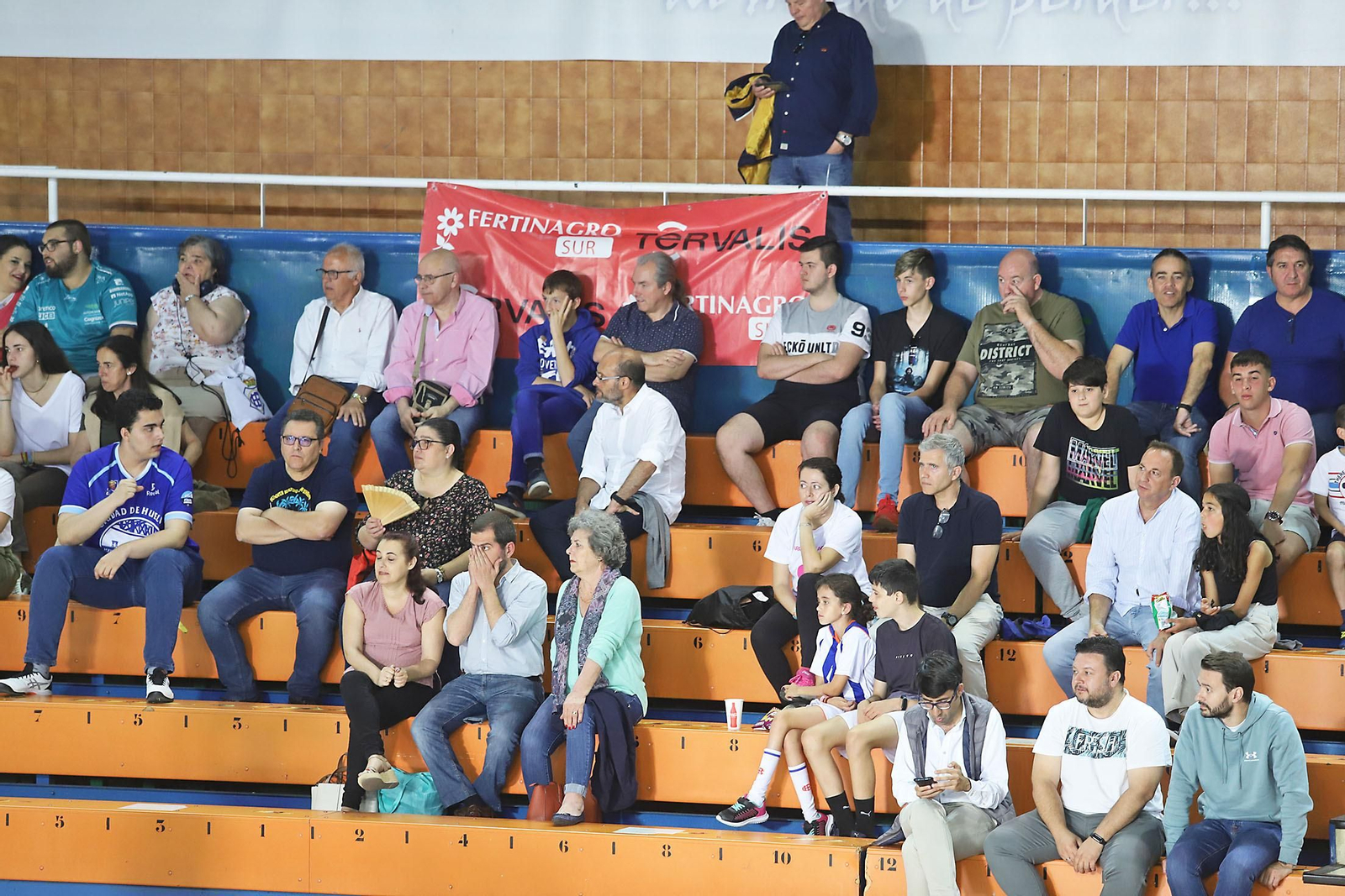 Imágenes del partido de baloncesto entre el Ciudad de Huelva y el Colegio El Pinar.