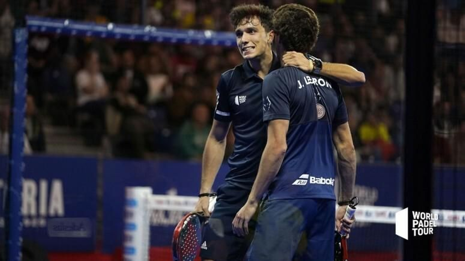 Galán abraza a Lebrón tras uno de los puntos de un encuentro larguísimo.