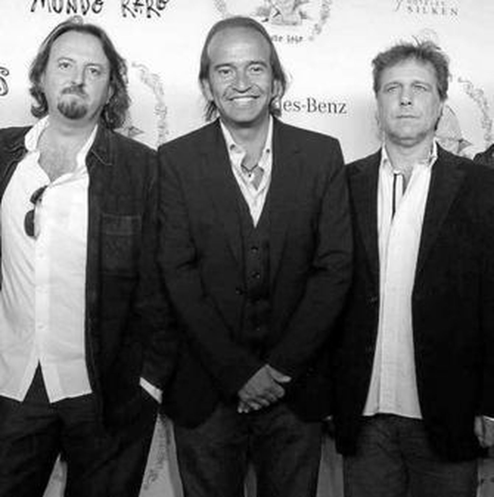 En el centro, Álvaro Urquijo, voz de Los Secretos, junto a compañeros.