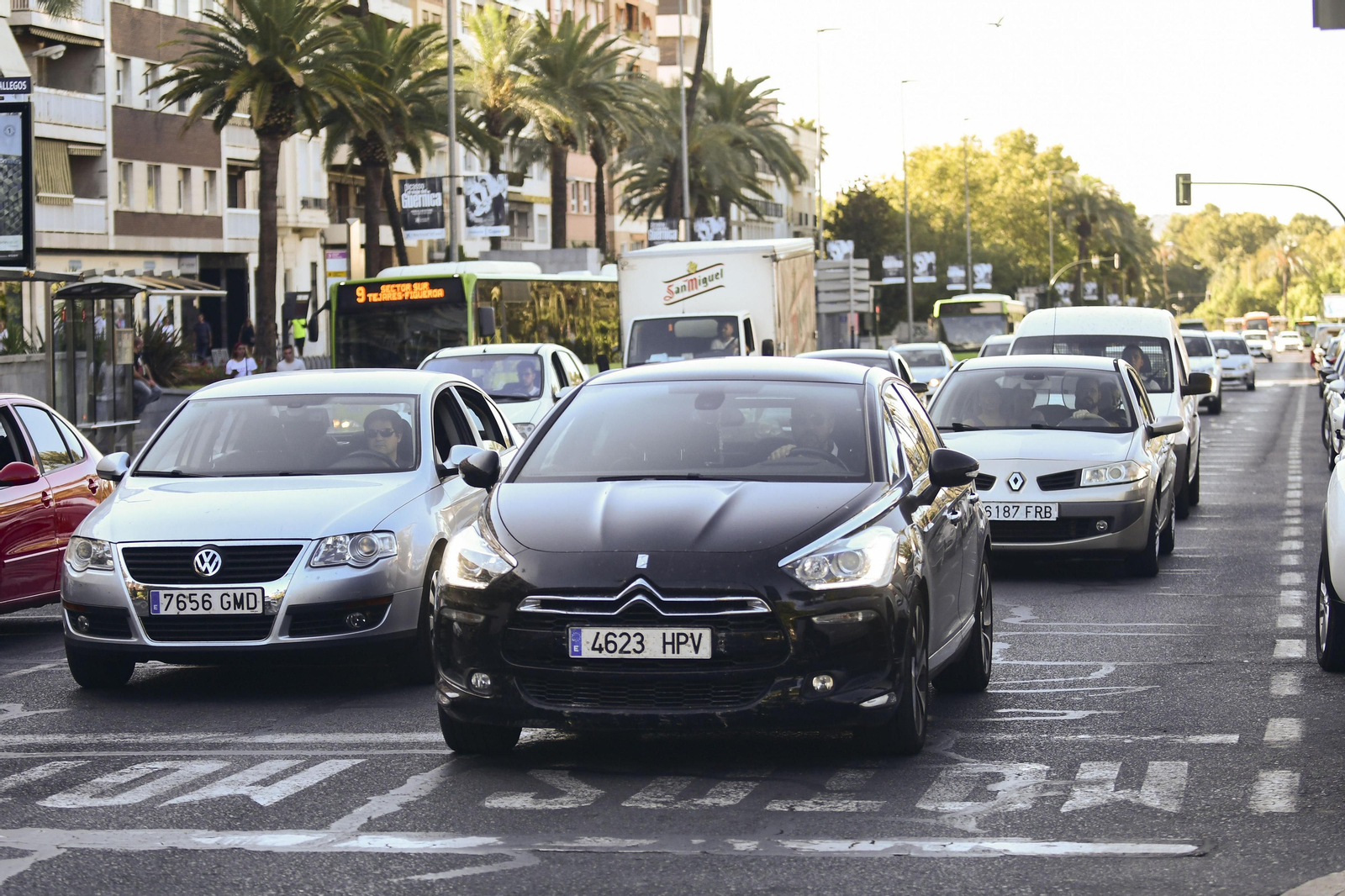 Tráfico en el centro de Córdoba a primera hora de la mañana.