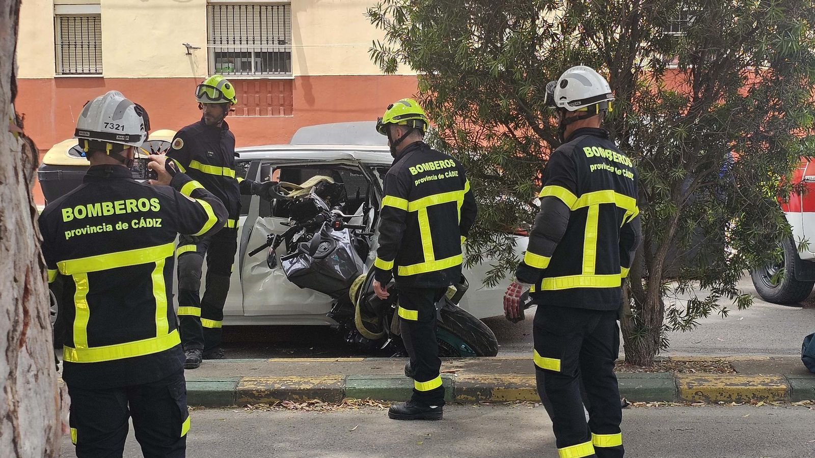 Fotos del accidente de tráfico entre un coche y una moto donde fallece una vecina de Los Barrios
