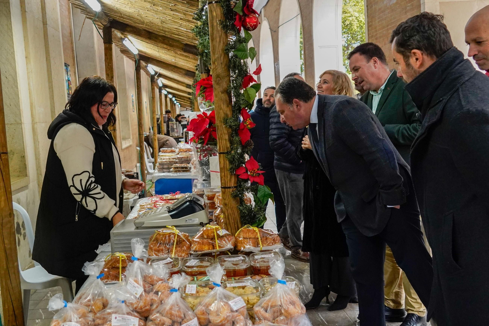 Imágenes de la inauguración del Belén y la XV&nbsp;Muestra de Dulces y Vinos Navideños de la provincia de Huelva en&nbsp;la&nbsp;Diputación