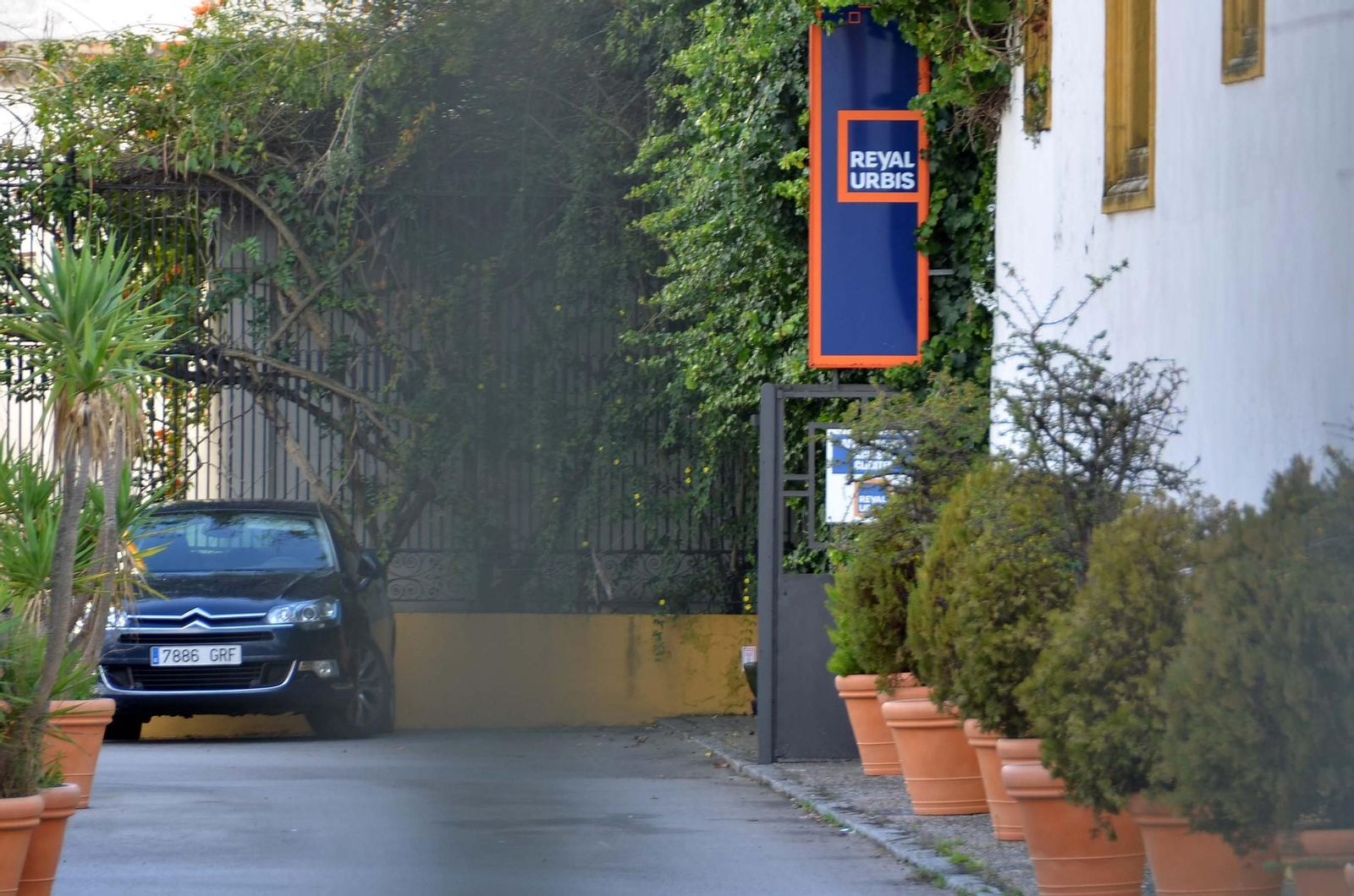 Cartel de Reyal Urbis en la que fue su sede en Jerez de la Frontera (Cádiz).