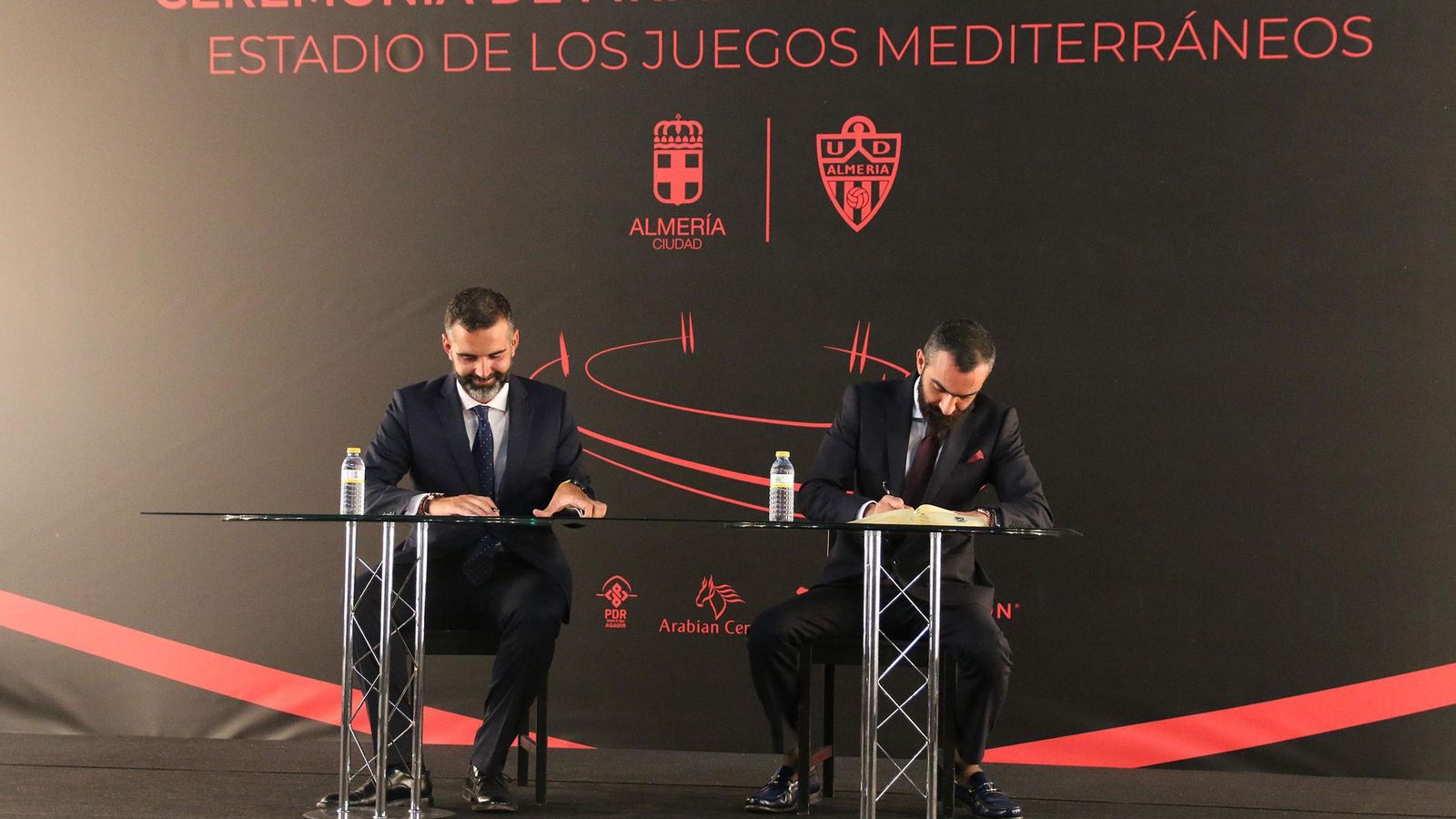 Alcalde y director general, rubricando el acuerdo en septiembre de 2021