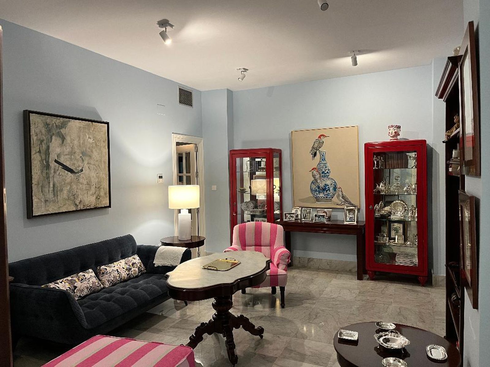 Dos vitirinas lacadas en rojo, en la otra parte del salón.