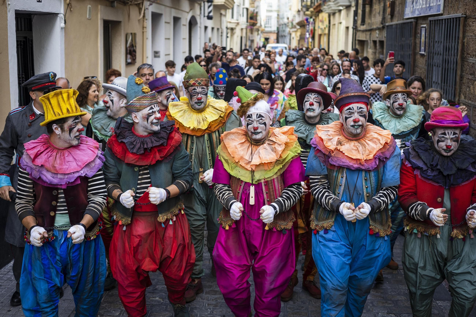 2022. 'Los sumisos en pasacalles.