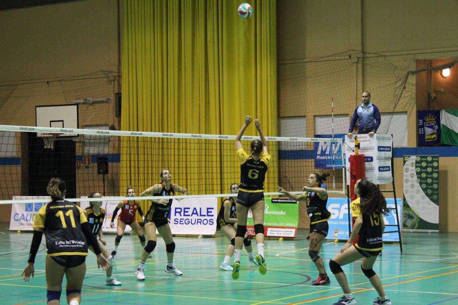 Las jugadoras del Mairena Voley, en una acción de ataque contra el Atarfe.