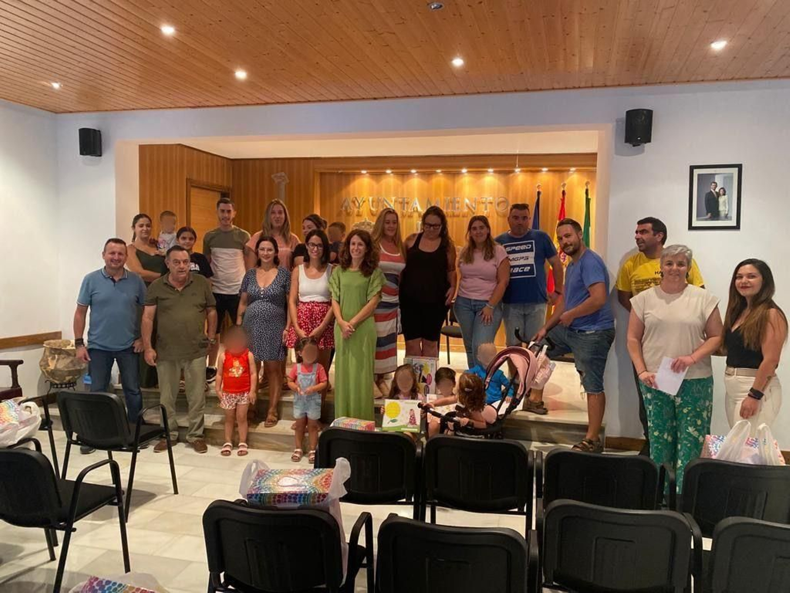 Padres y niños beneficiarios de la ayuda junto al alcalde en el Ayuntamiento de Lúcar.