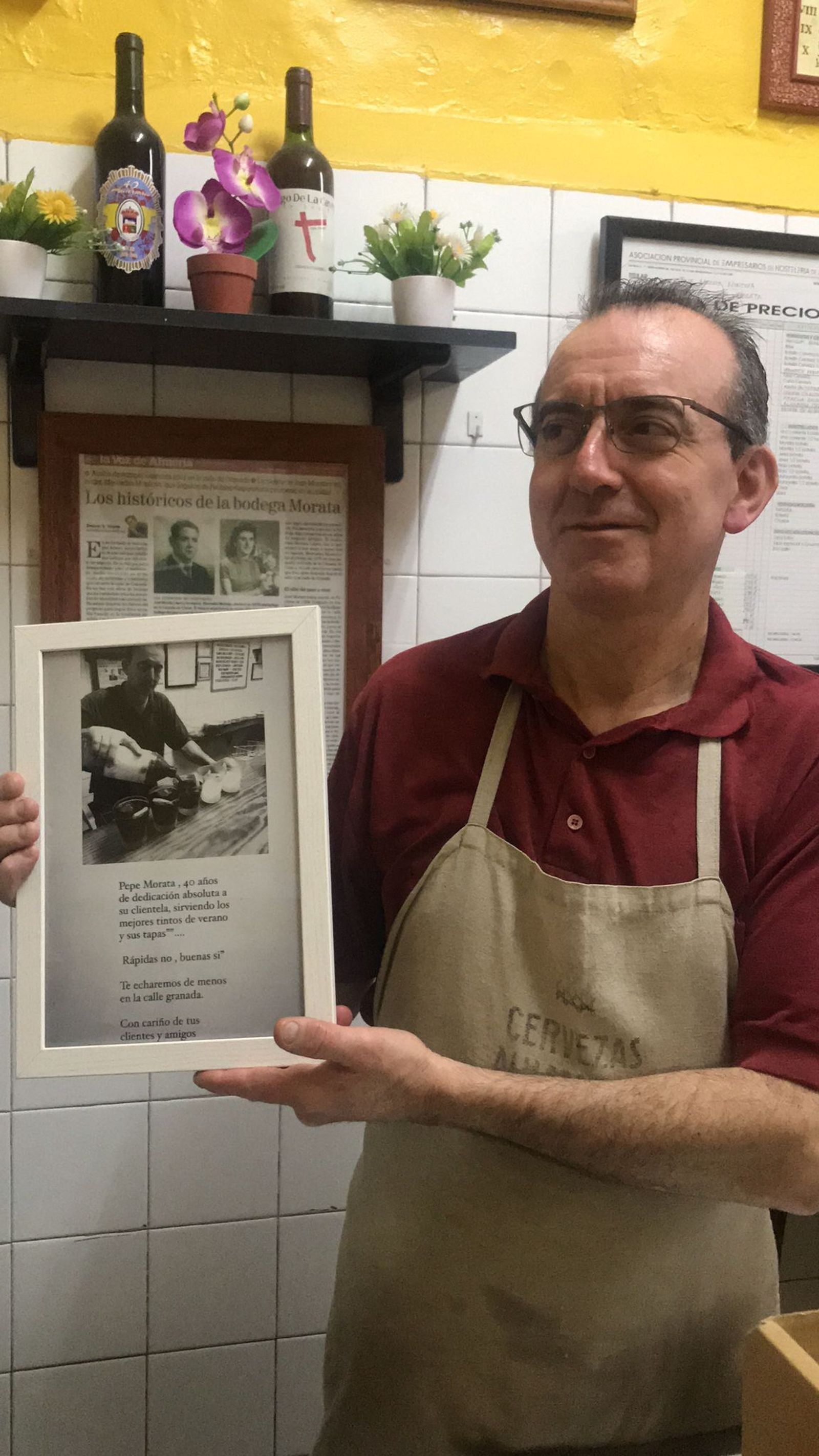 El regalo de sus clientes Sandra, Ismael, Fran (Hipi), Miñarro y Jesús