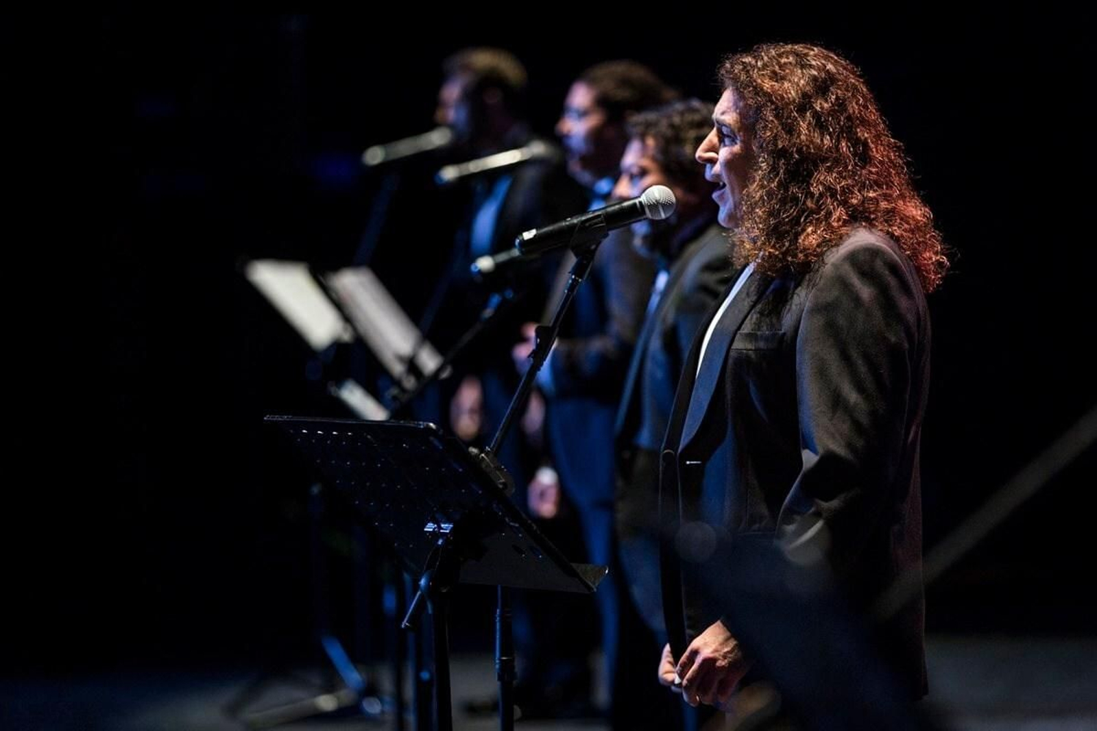 Cantores de Híspalis durante un concierto. Carlos en primer plano.