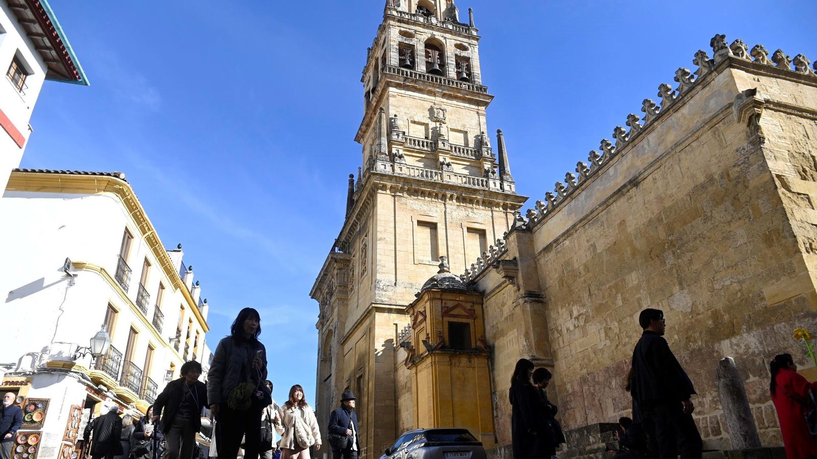 Turistas en el entorno de la Mezquita-Catedral