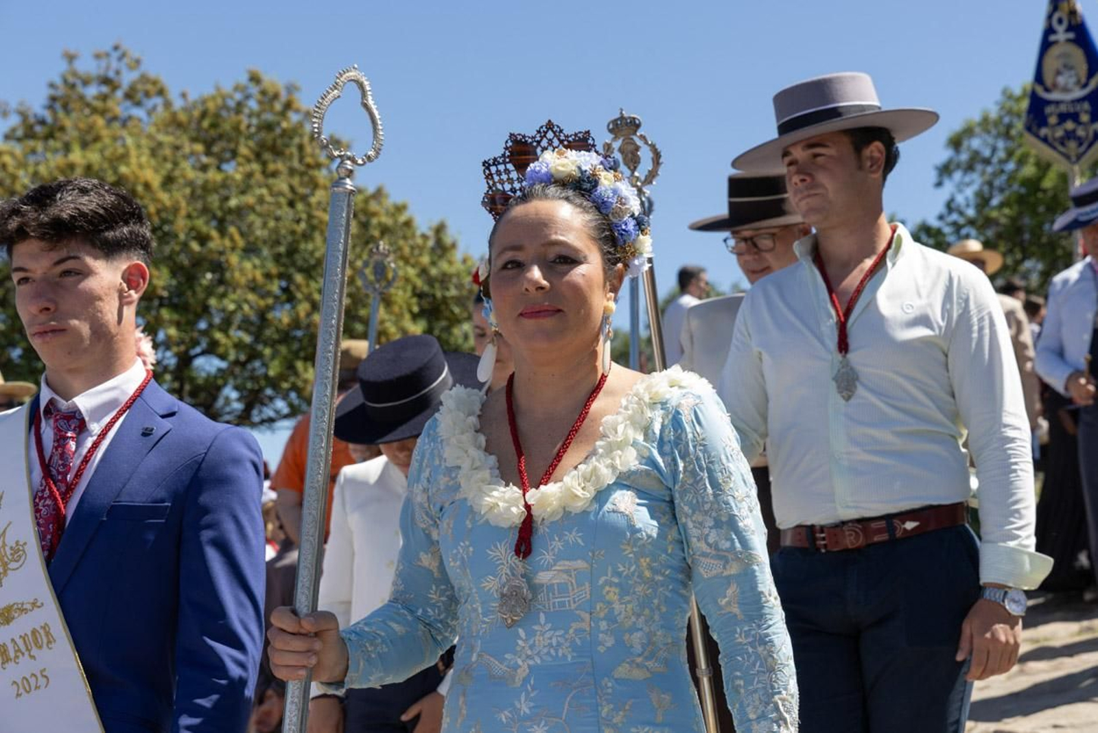 Miles de romeros acuden al encuentro de la Virgen de la Cabeza en su romería
