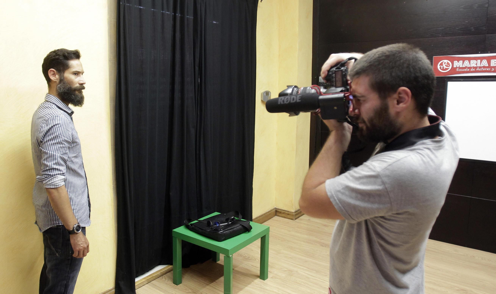 Un nutrido número de personas hace cola al mediodía a las puertas de la Escuela María Espejo.