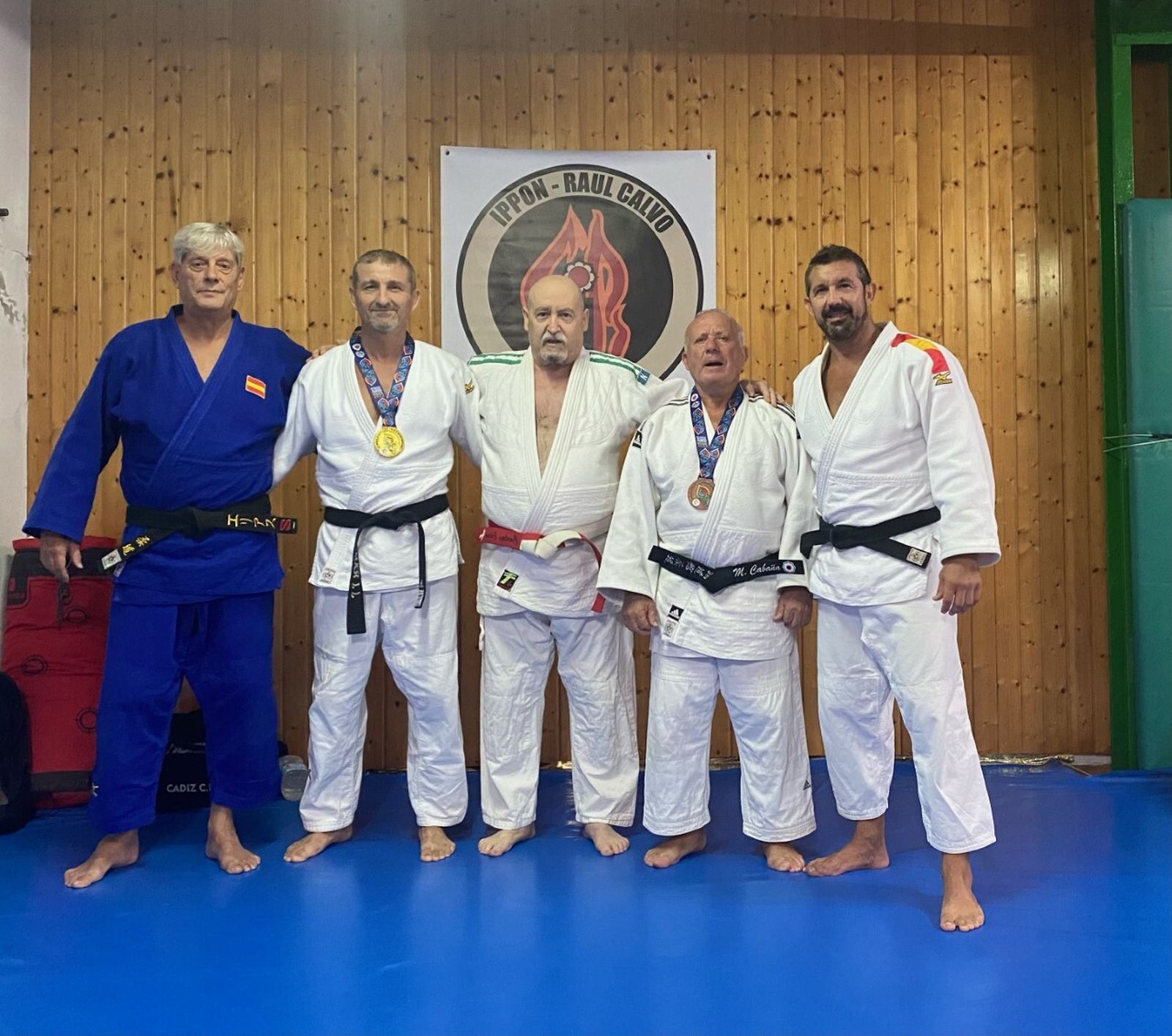 Los judokas del Ippon Raúl Calvo posan junto Carlos Calvo, en el centro.