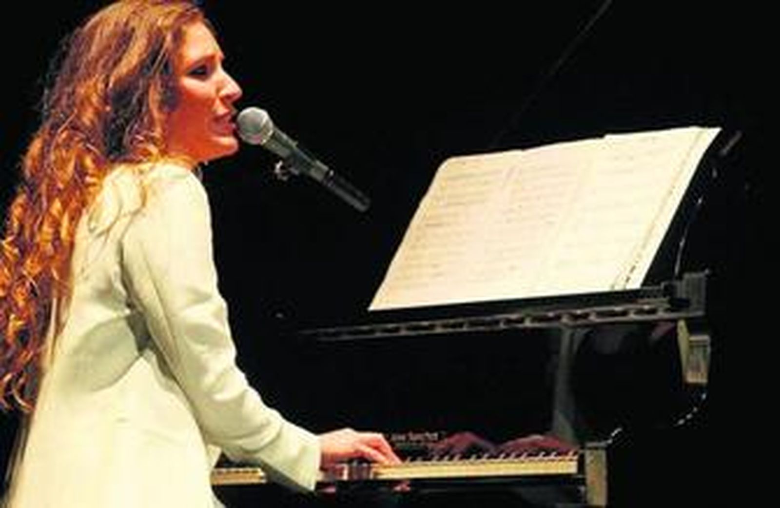 María Toledo, anoche al piano, durante su actuación en el teatro municipal La Velada.