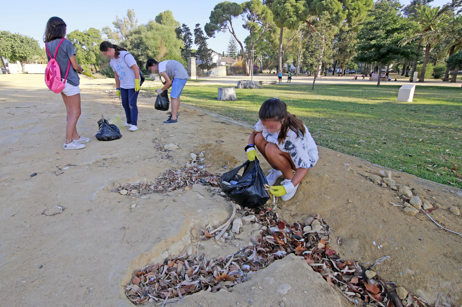 Imágenes del grupo juvenil Green Team Jerez limpiando en el Parque González Hontoria