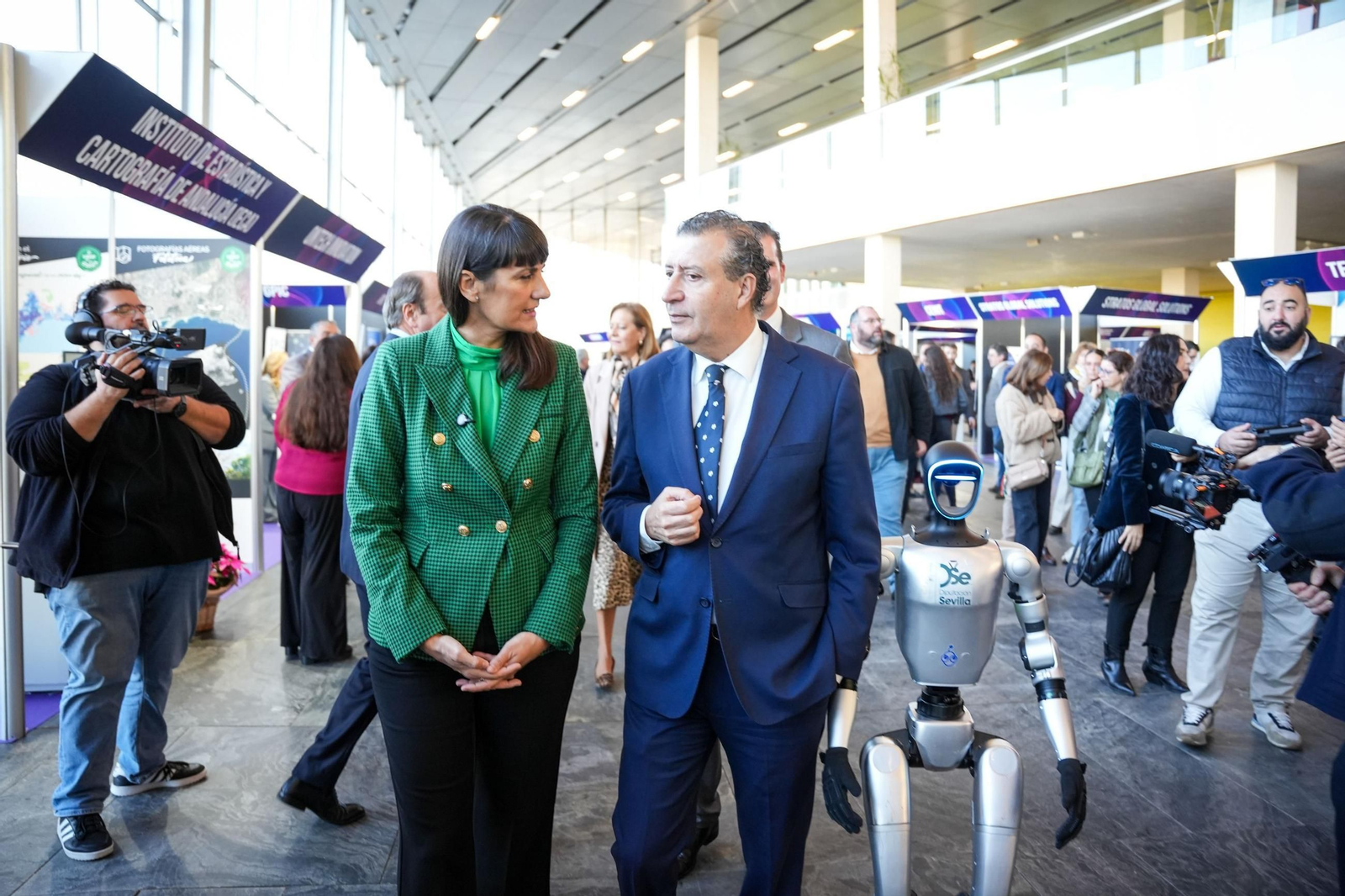 La secretaria de Estado de Digitalización y el presidente de la Diputación de Sevilla, junto al humanoide 'Paquito' que les ha acompañado en la inauguración de InproInnova.