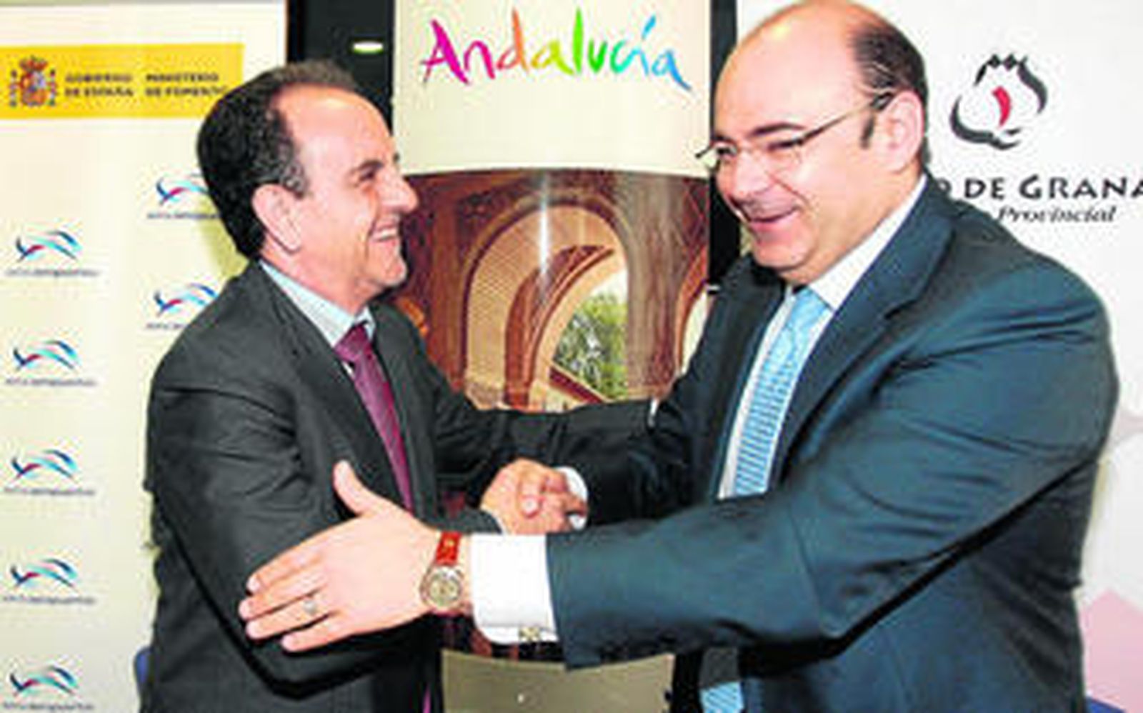 El consejero de Turismo, Rafael Rodríguez, y el presidente de la Diputación, Sebastián Pérez, ayer en el aeropuerto de Granada.