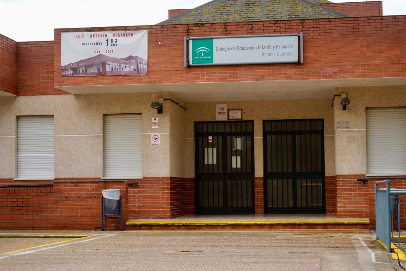 Exterior del colegio Anonio Guerrero, de Aljaraque, cerrado el pasado jueves por la previsión de lluvia.