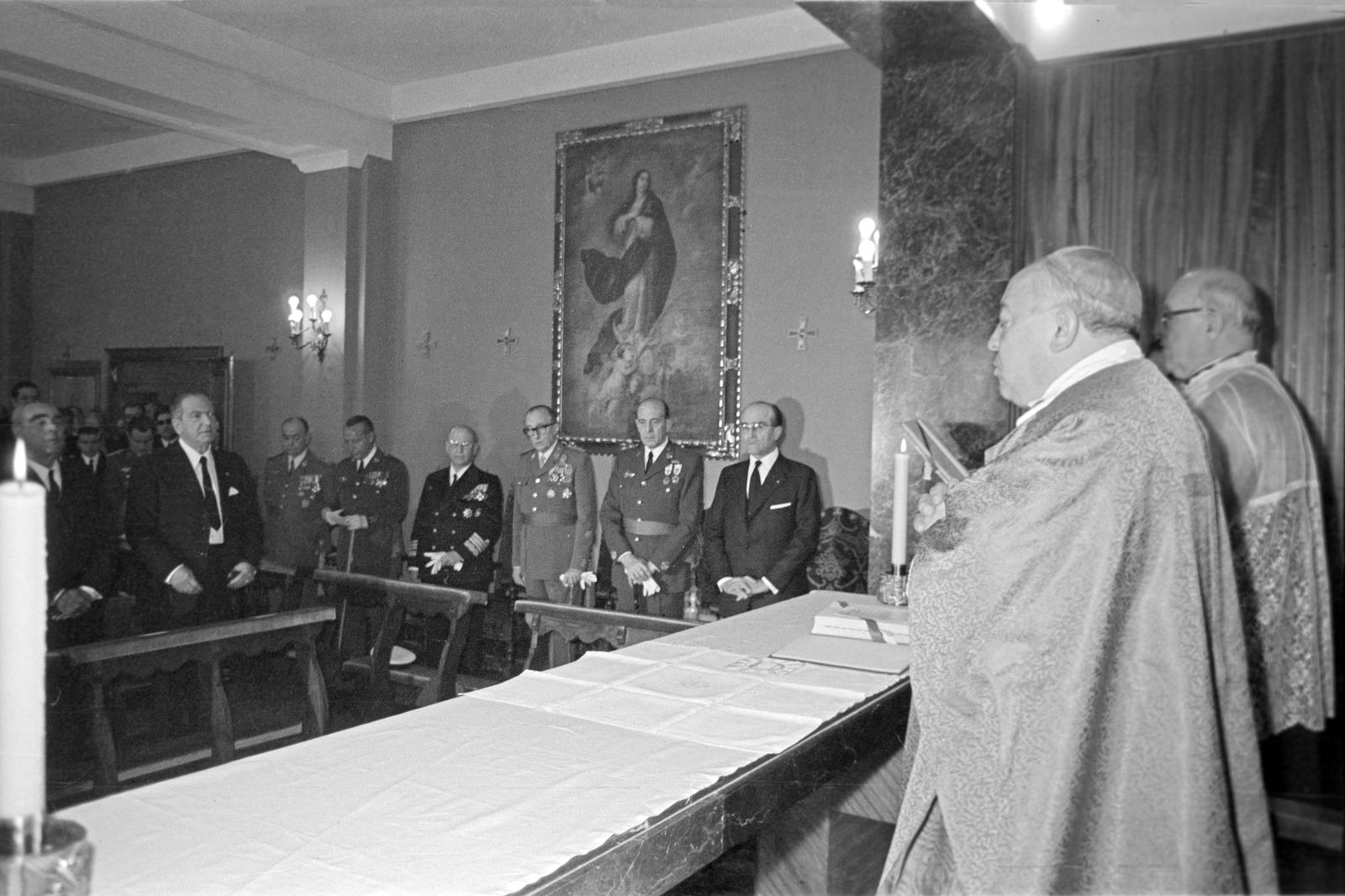 El cardenal Bueno Monreal inaugura la capilla ante el ministro Oriol y Urquijo/Fototeca Municipal fondo Serafín