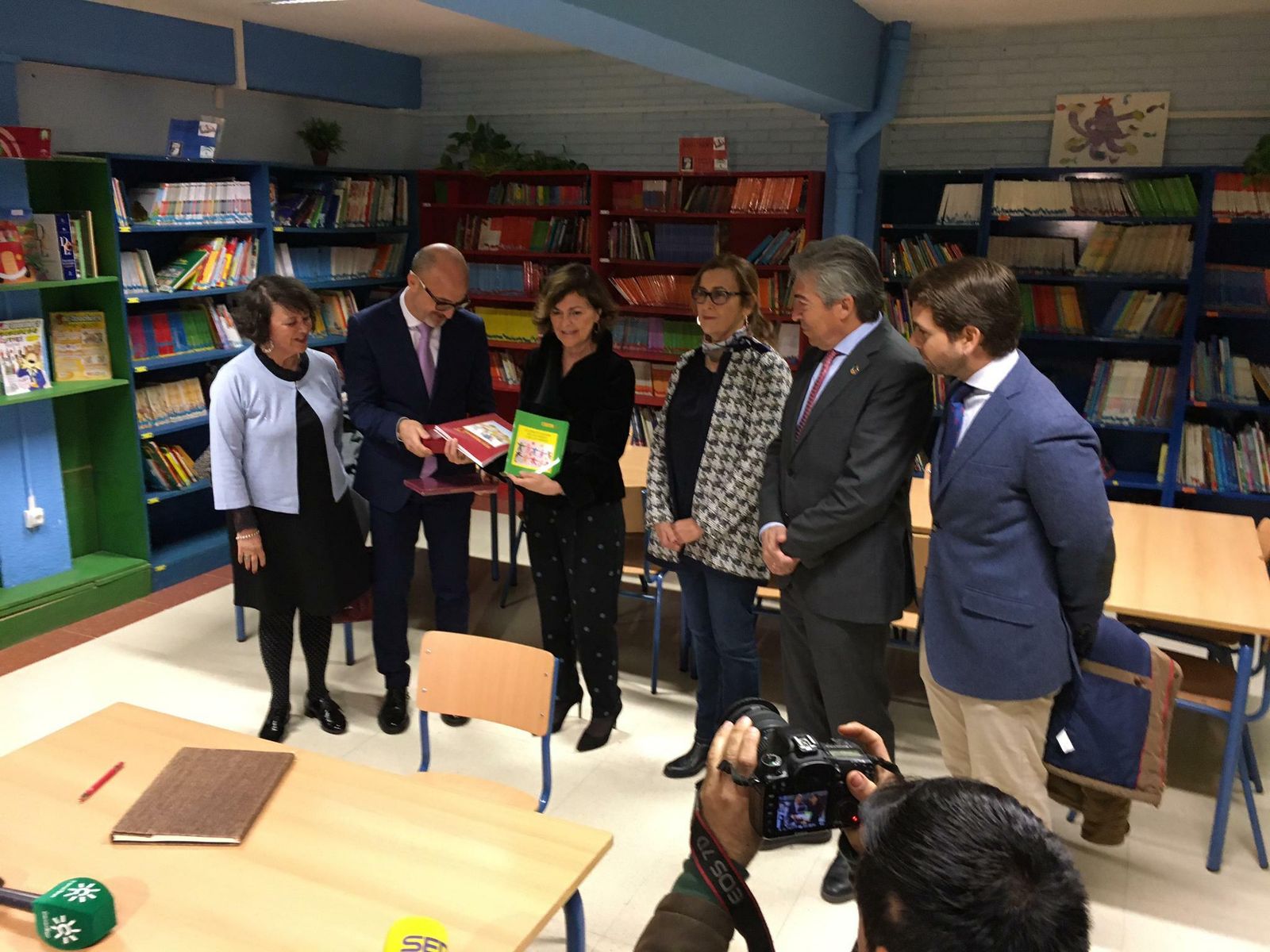 Calvo,  durante una visita al CEIP Carmen de Burgos en Cabra.