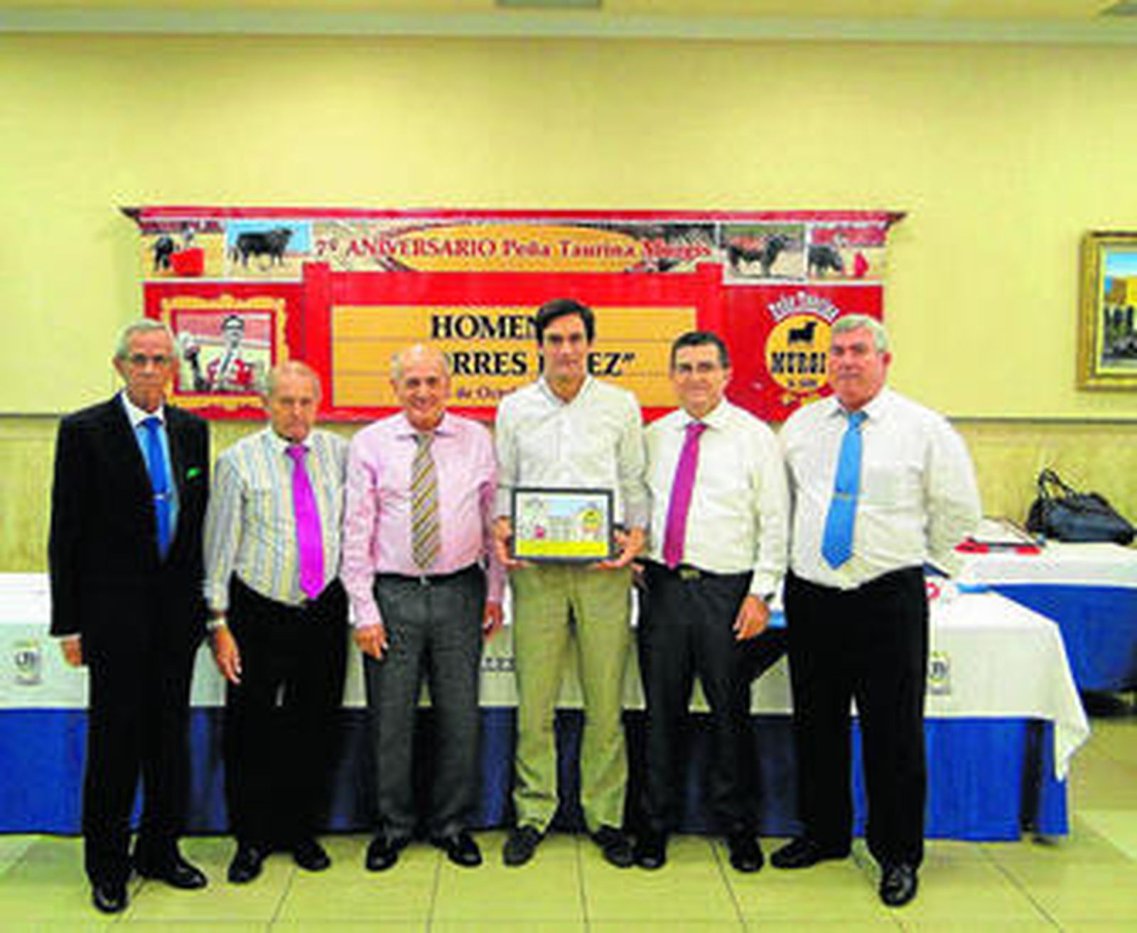 Torres Jerez con la junta directiva de la Peña Taurina Murgis.