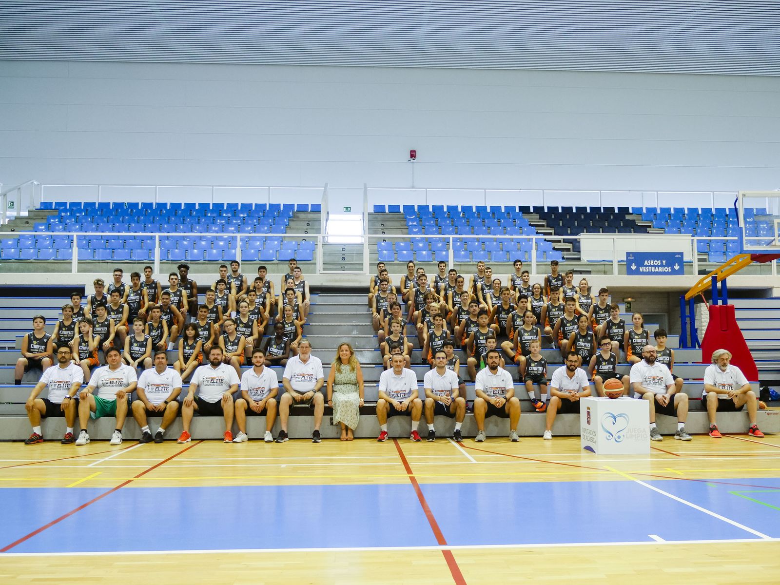 Foto de familia con todos los participantes en el Campus